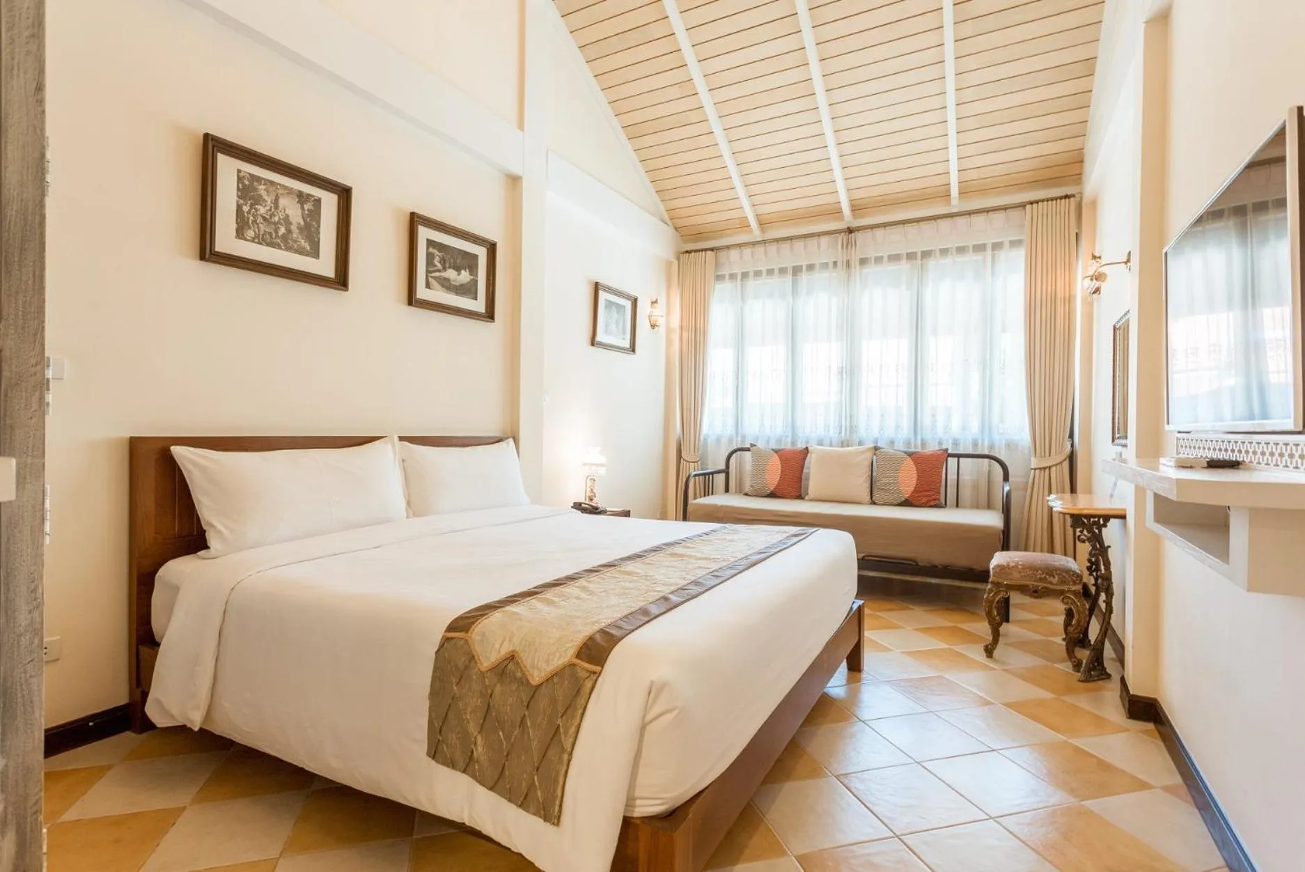 Bed in Chuchaiburi Sri Amphawa