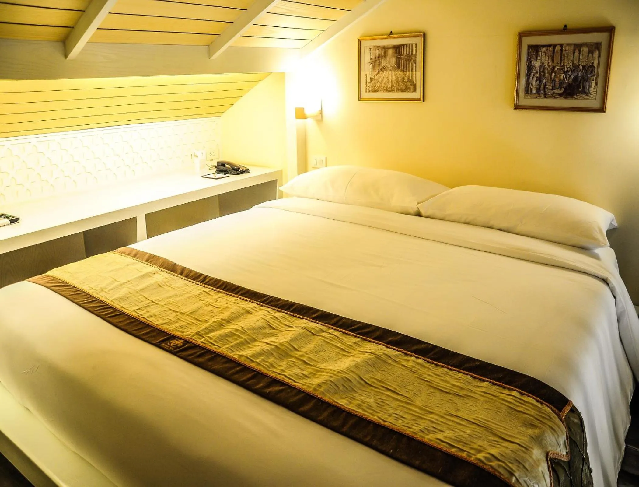 Bed in Chuchaiburi Sri Amphawa