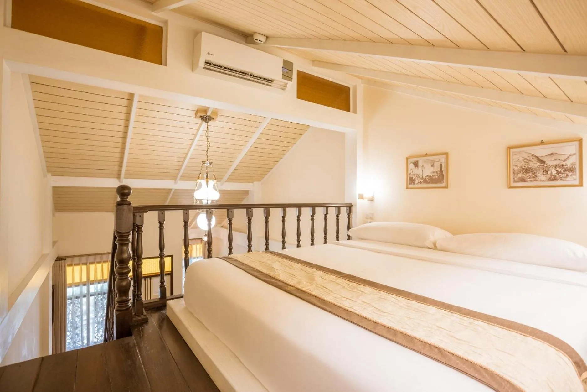 Bed in Chuchaiburi Sri Amphawa