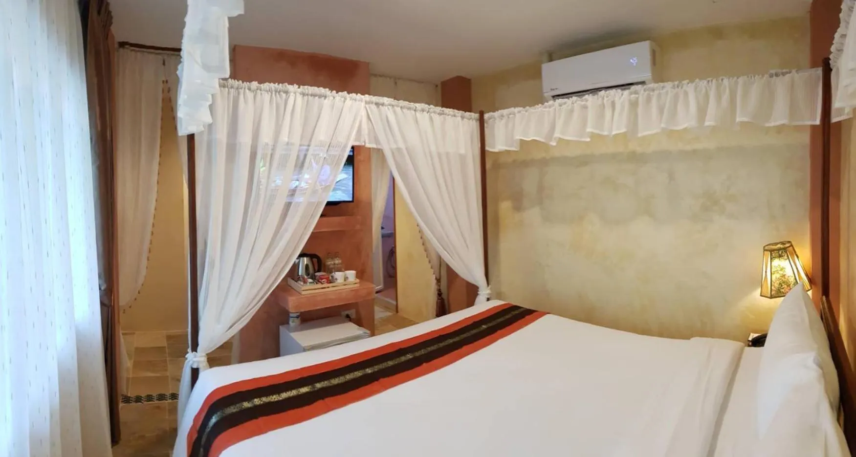 Bed in Chuchaiburi Sri Amphawa