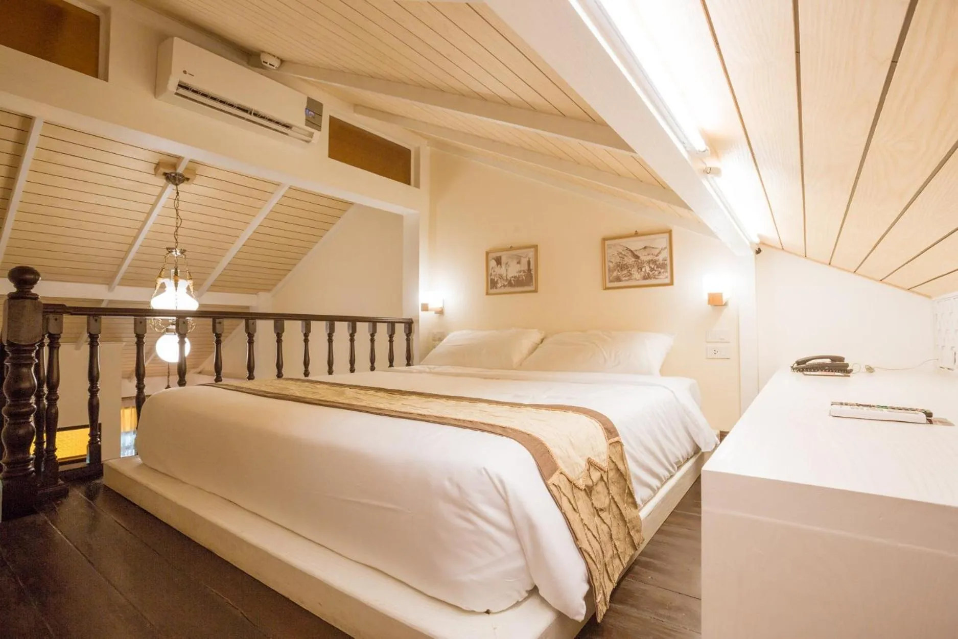 Bed in Chuchaiburi Sri Amphawa