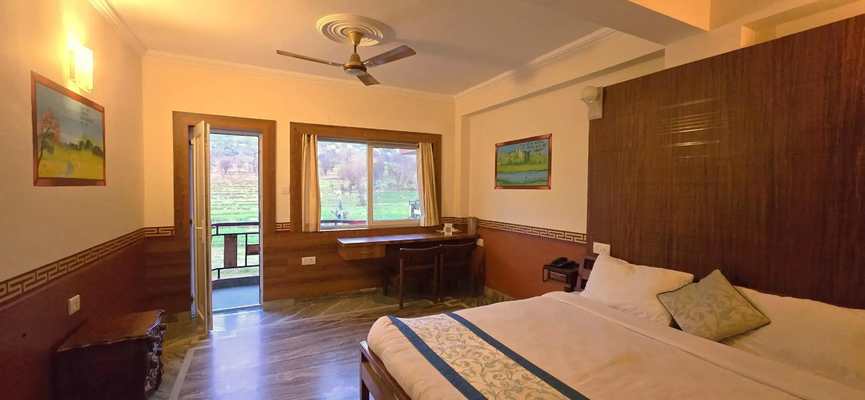 Double Room with Mountain View and Balcony in Hotel Samdupling Himalayan Brothers Double Room with Mountain View and Balcony in Hotel Samdupling Himalayan Brothers