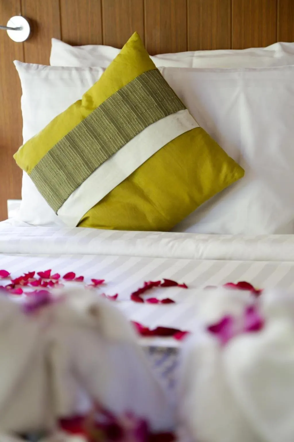 Bed in Samui Honey Cottages Beach Resort - SHA Extra Plus