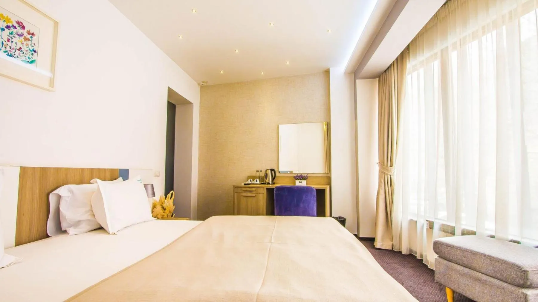 Photo of the whole room, Bed in Parliament Square