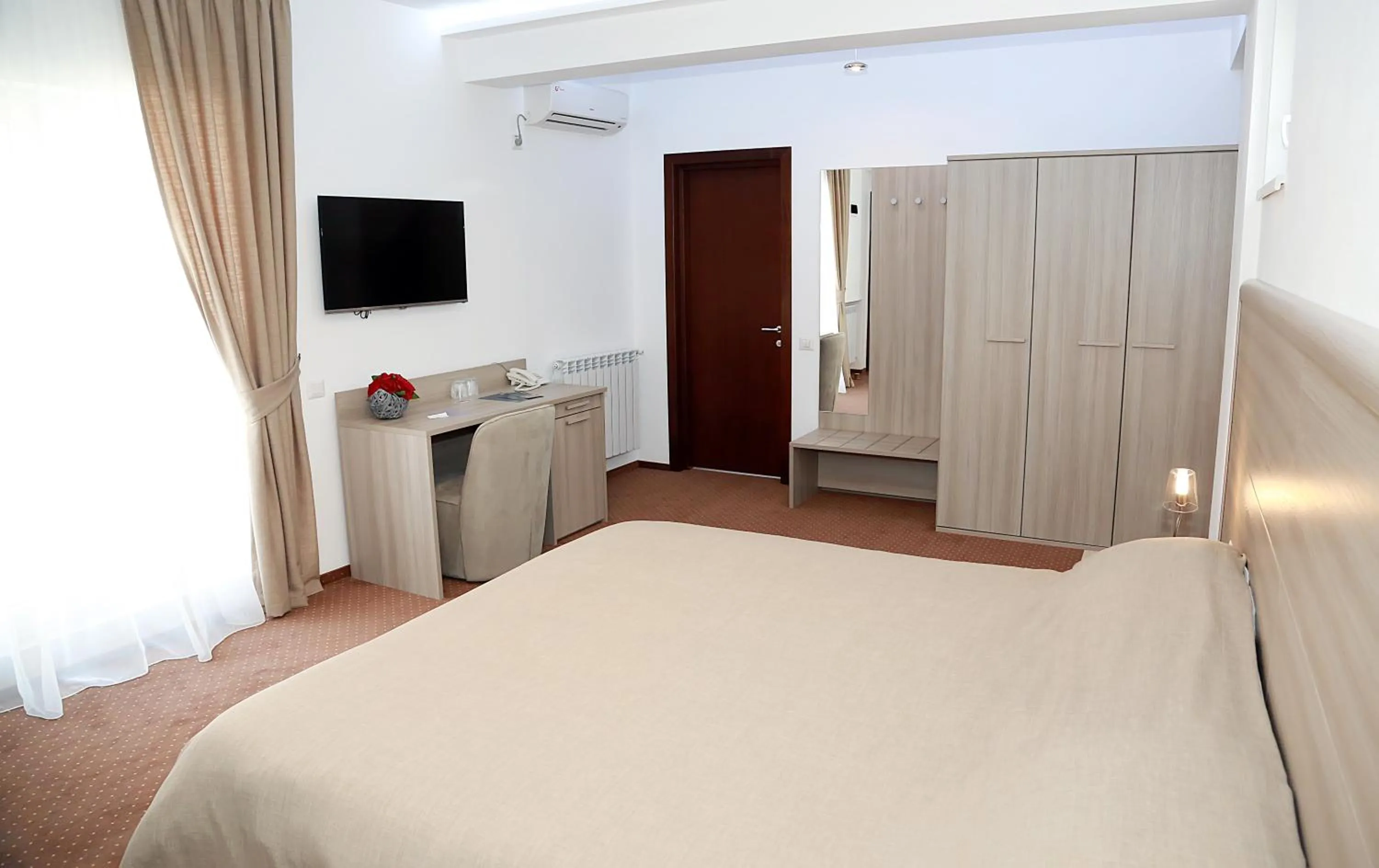 Photo of the whole room, Bed in Parliament Square