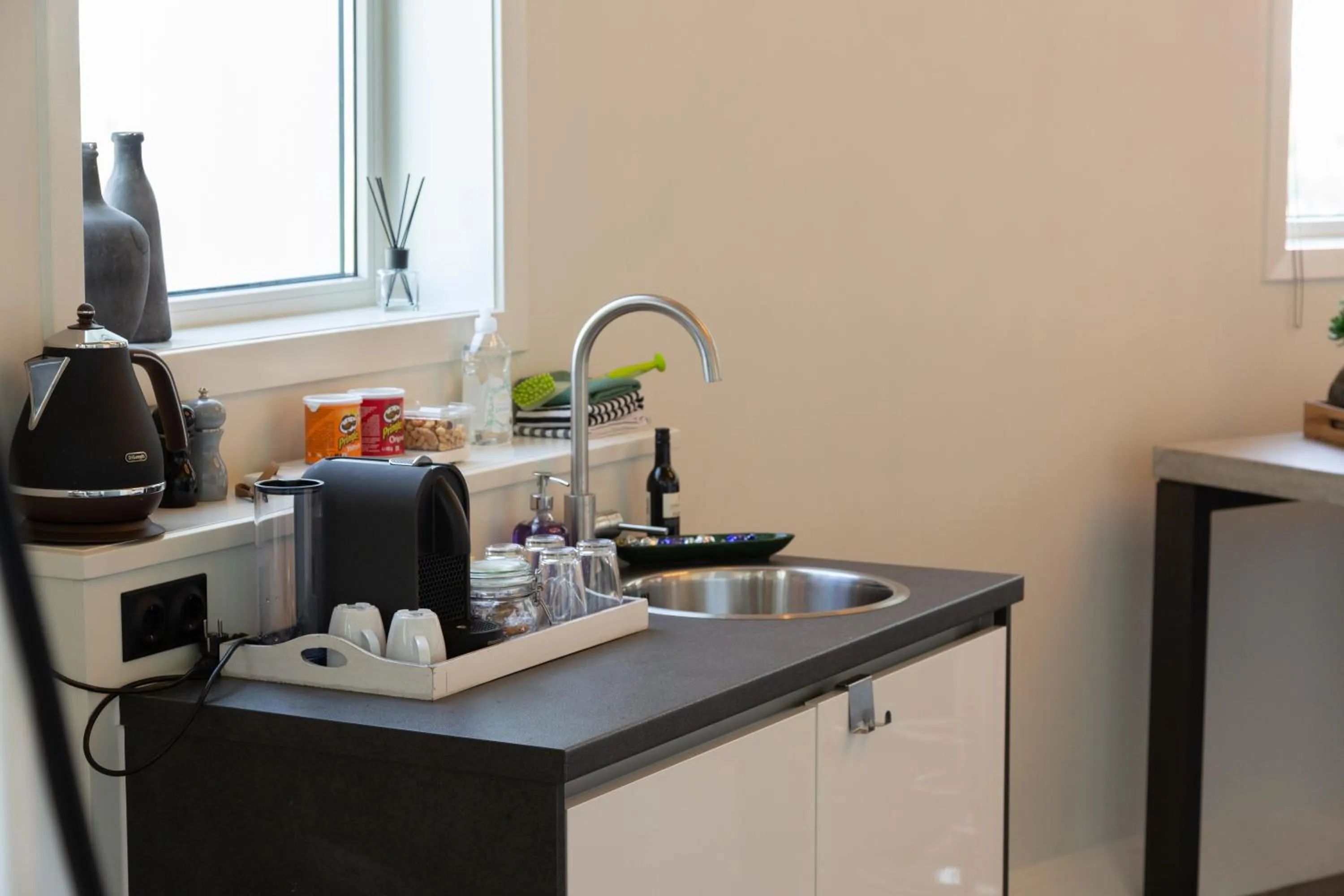 Coffee/tea facilities in Watertorenhotel Nes