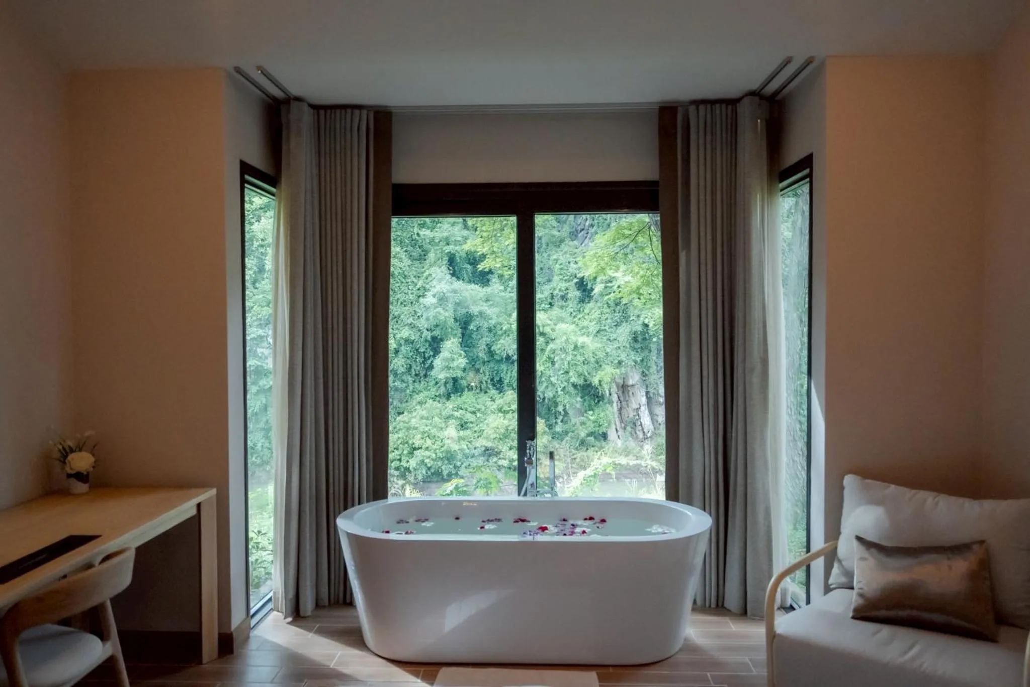 Bath, Bed in Supalai Pasak Resort Hotel And Spa