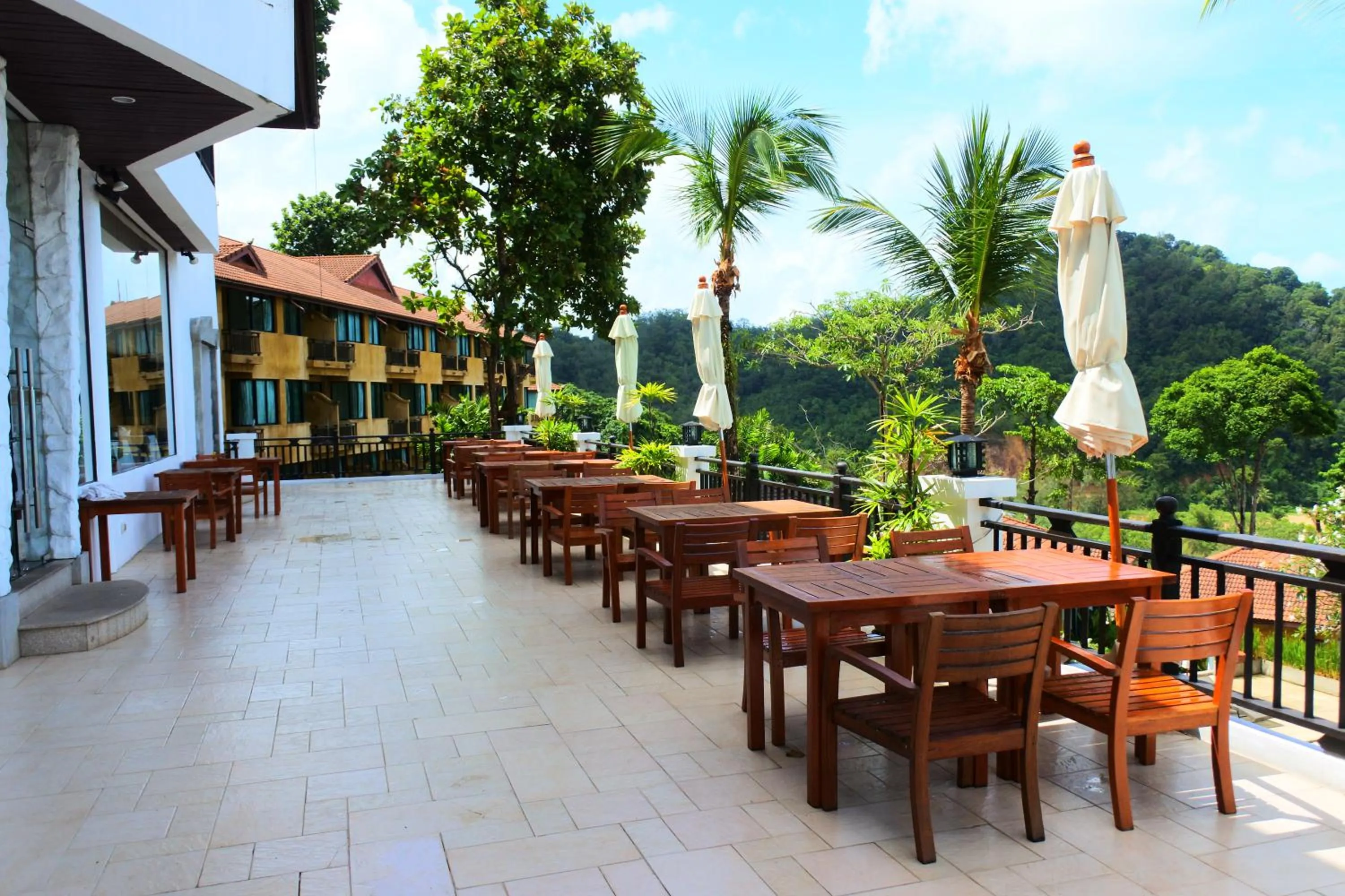 Restaurant/places to eat in Supalai Scenic Bay Resort And Spa, SHA Extra Plus