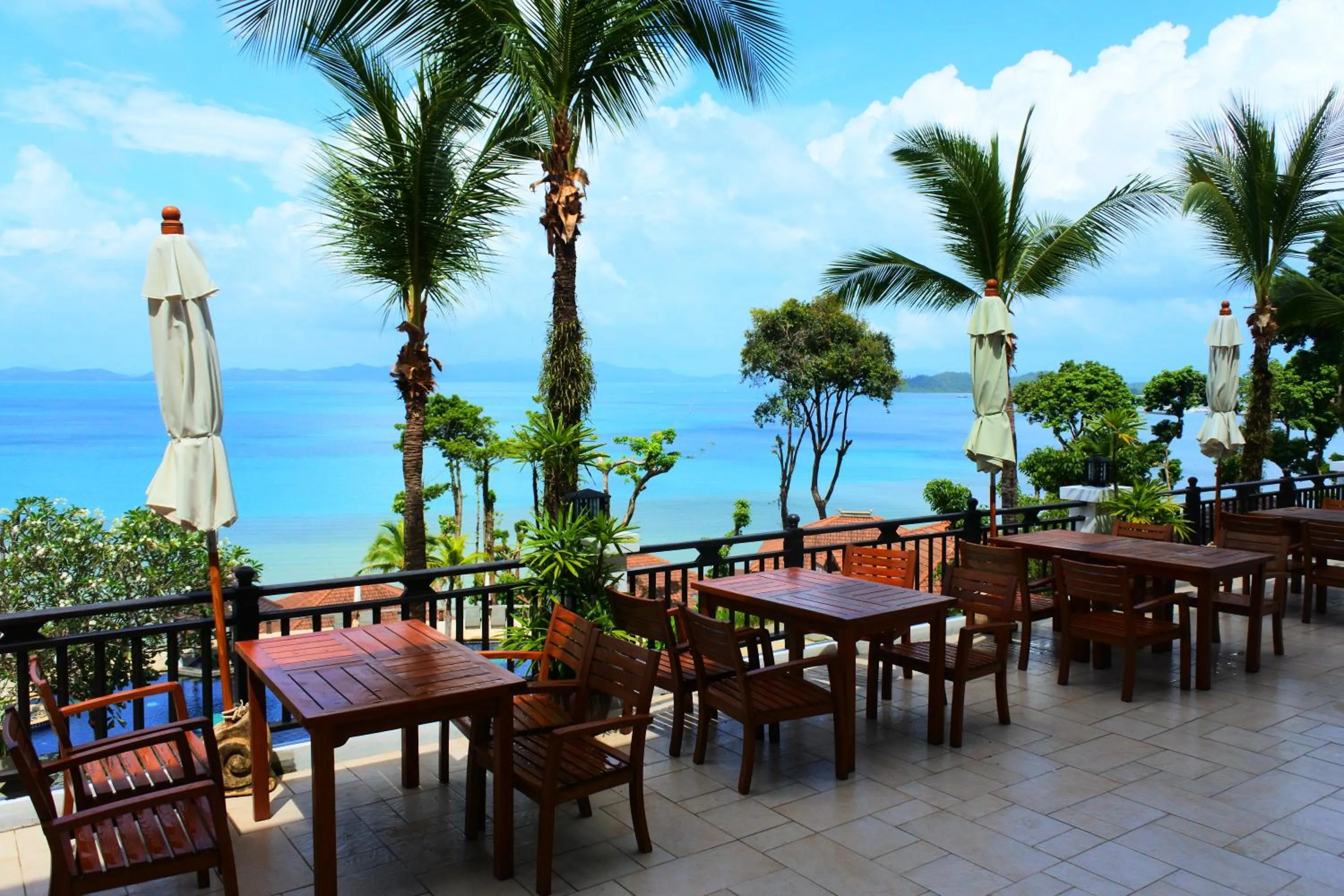 Restaurant/places to eat in Supalai Scenic Bay Resort And Spa, SHA Extra Plus