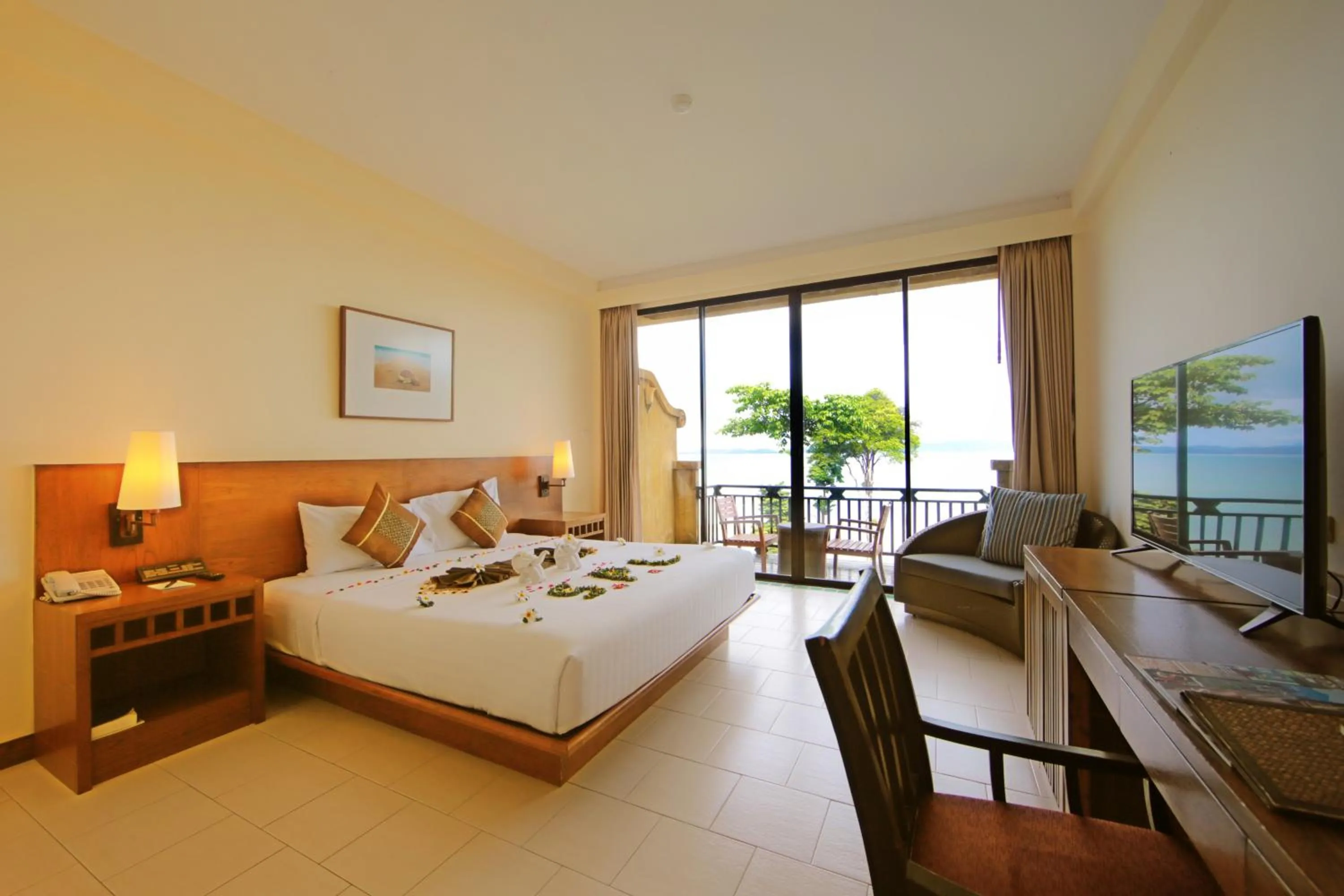 Balcony/Terrace, Bed in Supalai Scenic Bay Resort And Spa, SHA Extra Plus