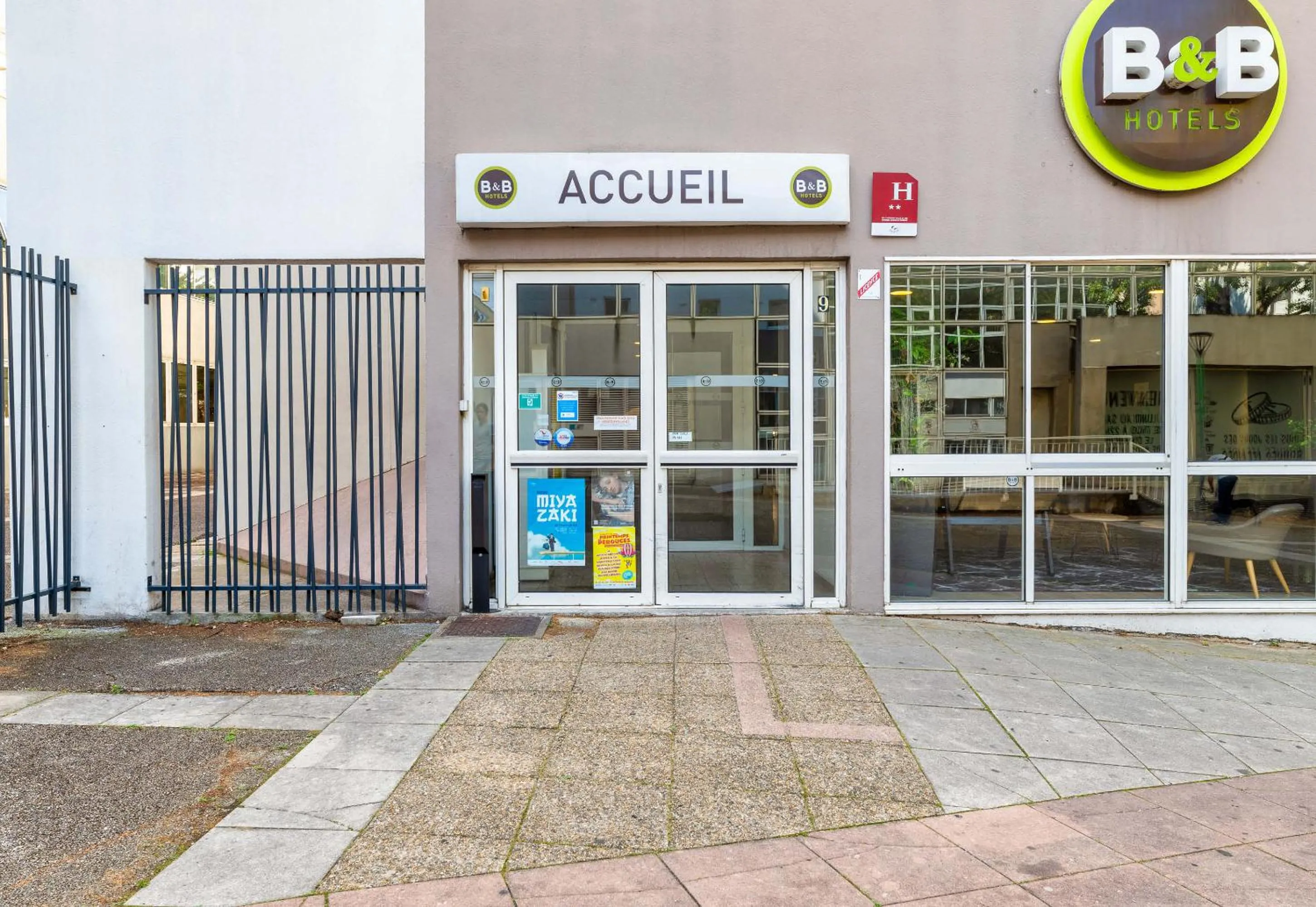 Facade/entrance in B&B HOTEL Lyon Centre Monplaisir