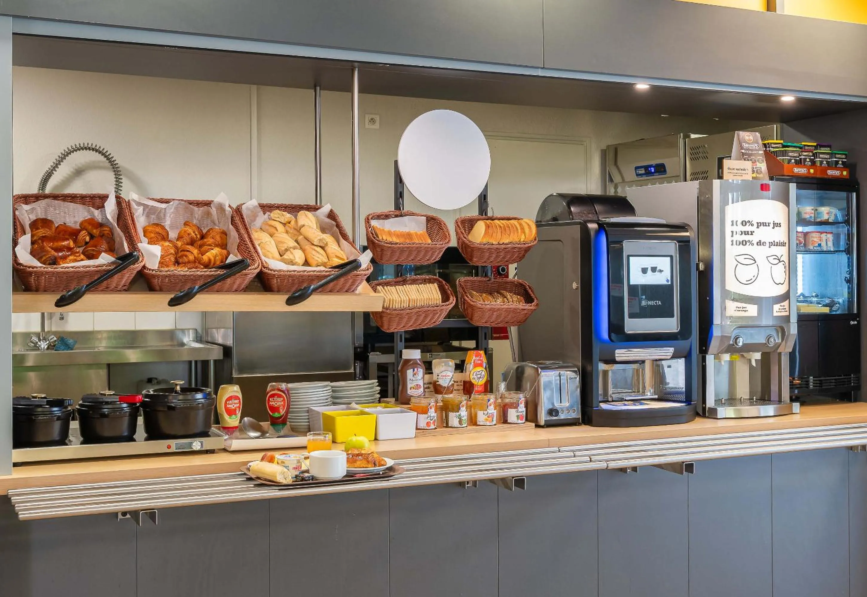 Buffet breakfast in B&B HOTEL Lyon Centre Monplaisir