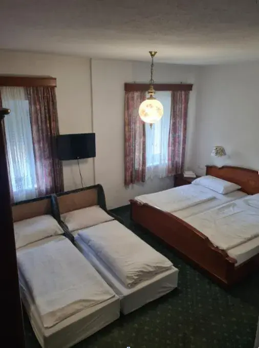 Economy Quadruple Room with Shared Bathroom in HOTEL Jerolitsch Economy Quadruple Room with Shared Bathroom in HOTEL Jerolitsch