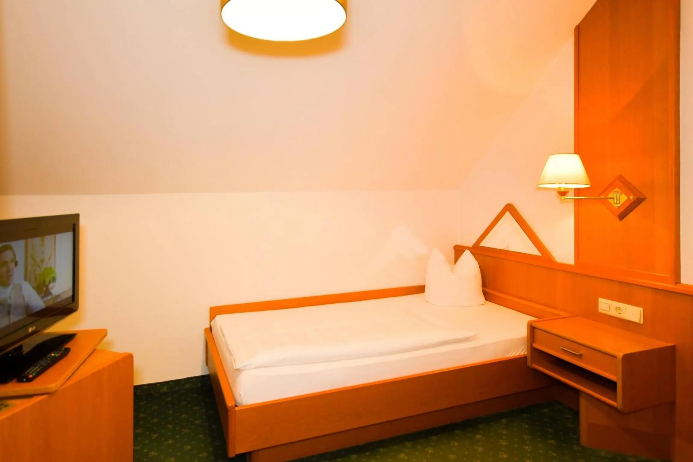 Bed in HOTEL Jerolitsch