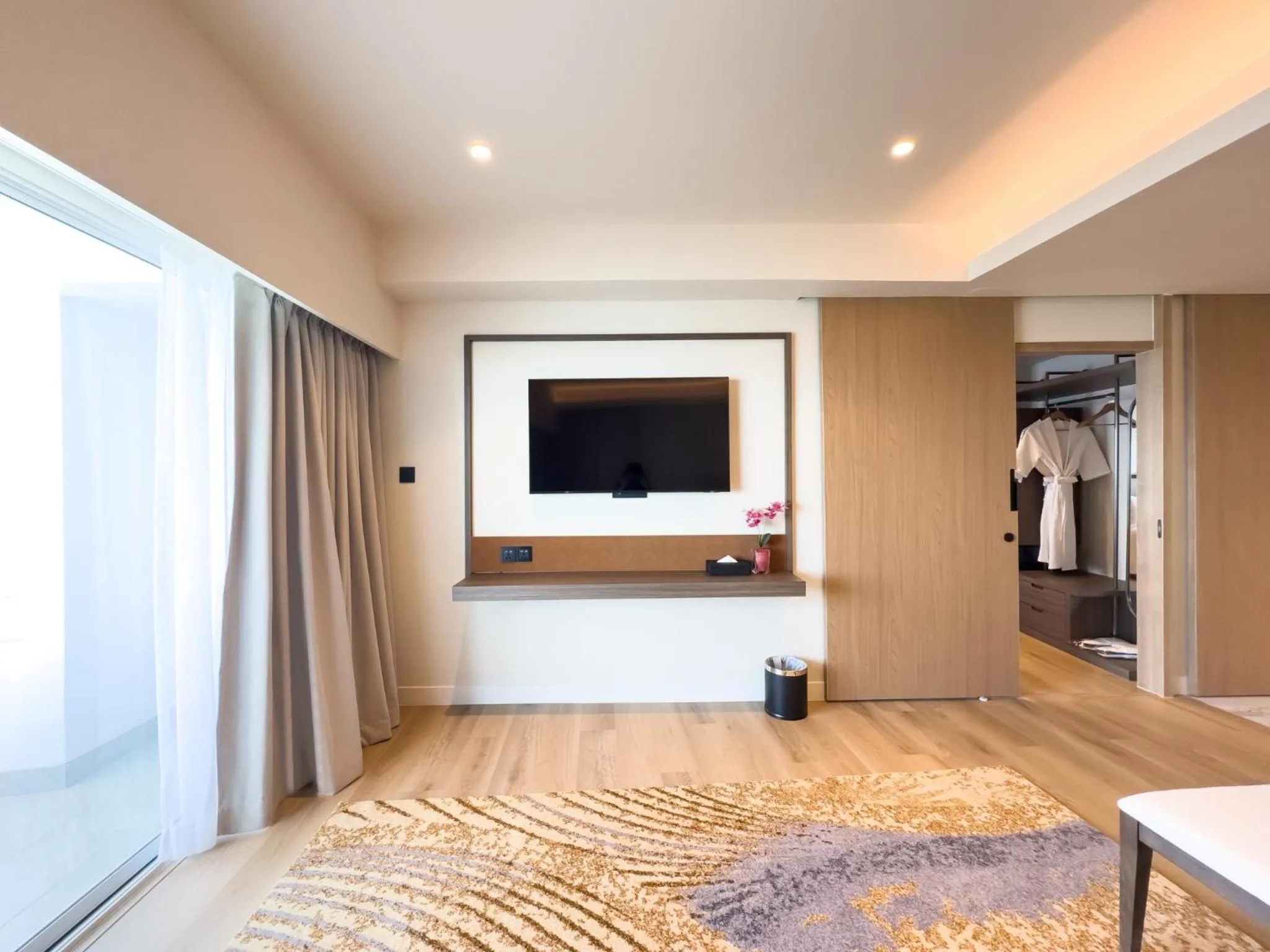 Living room, Bed in D Varee Jomtien Beach, Pattaya