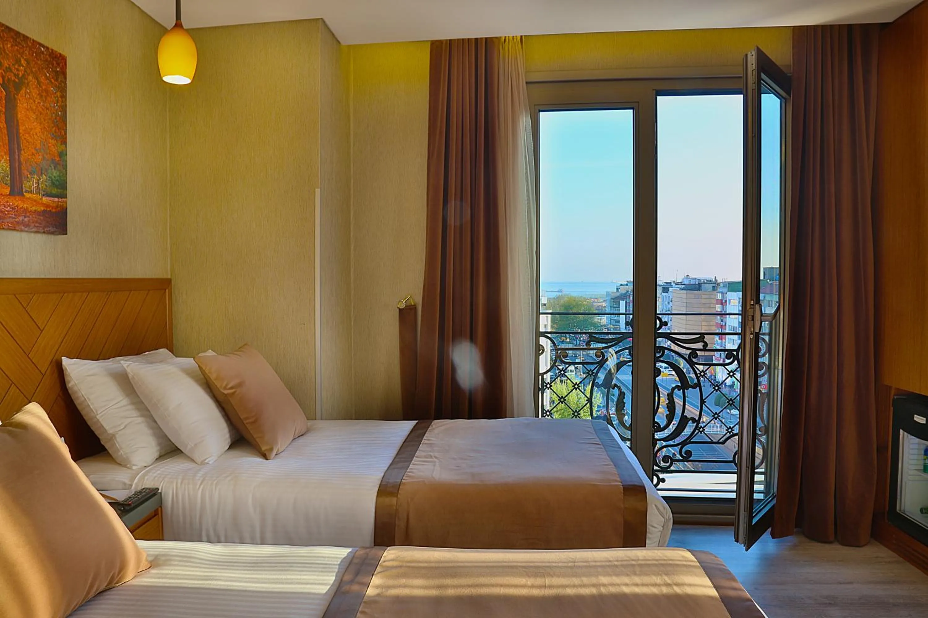 Bed in Corner Hotel Laleli