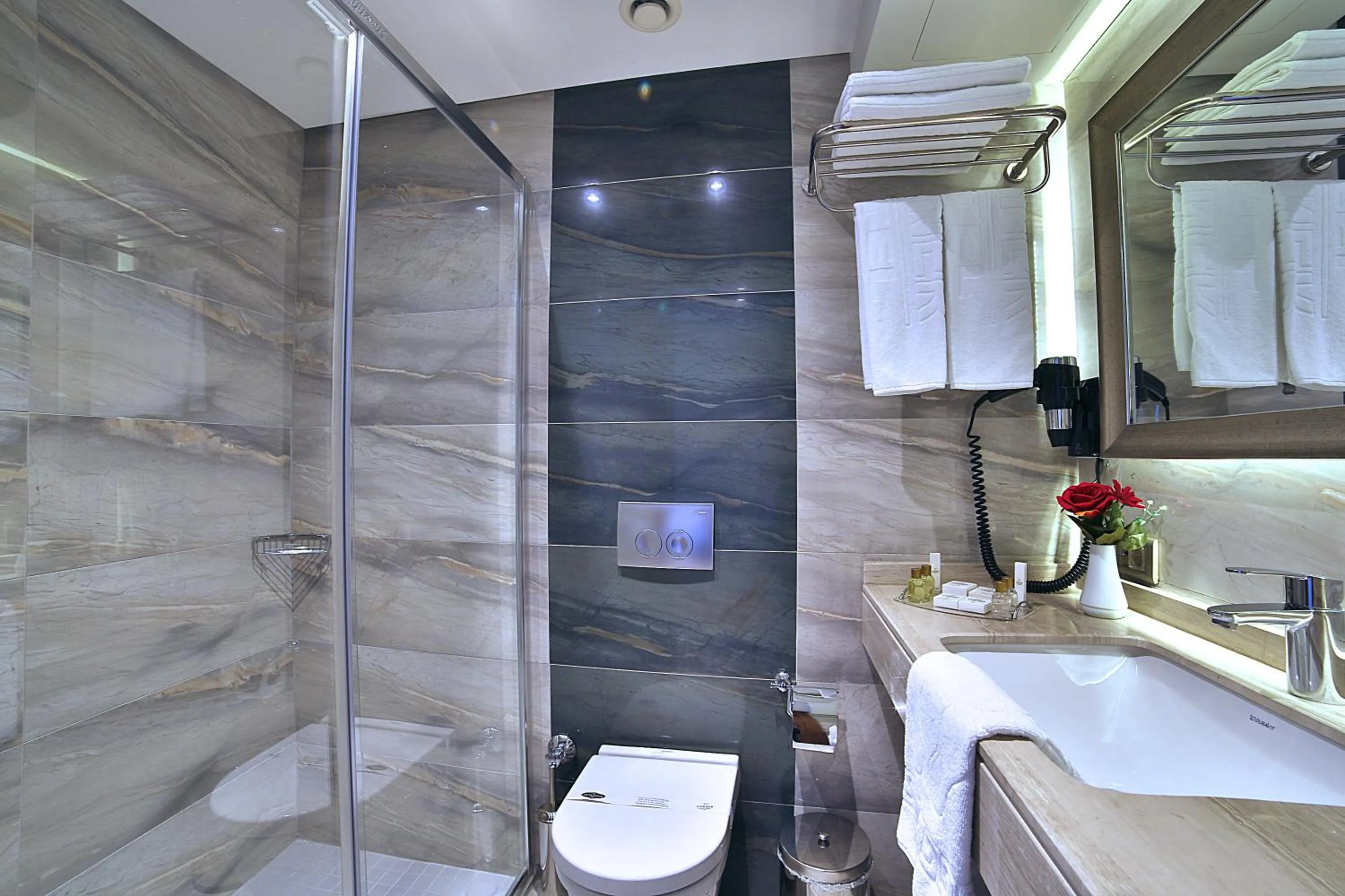 Shower in Corner Hotel Laleli