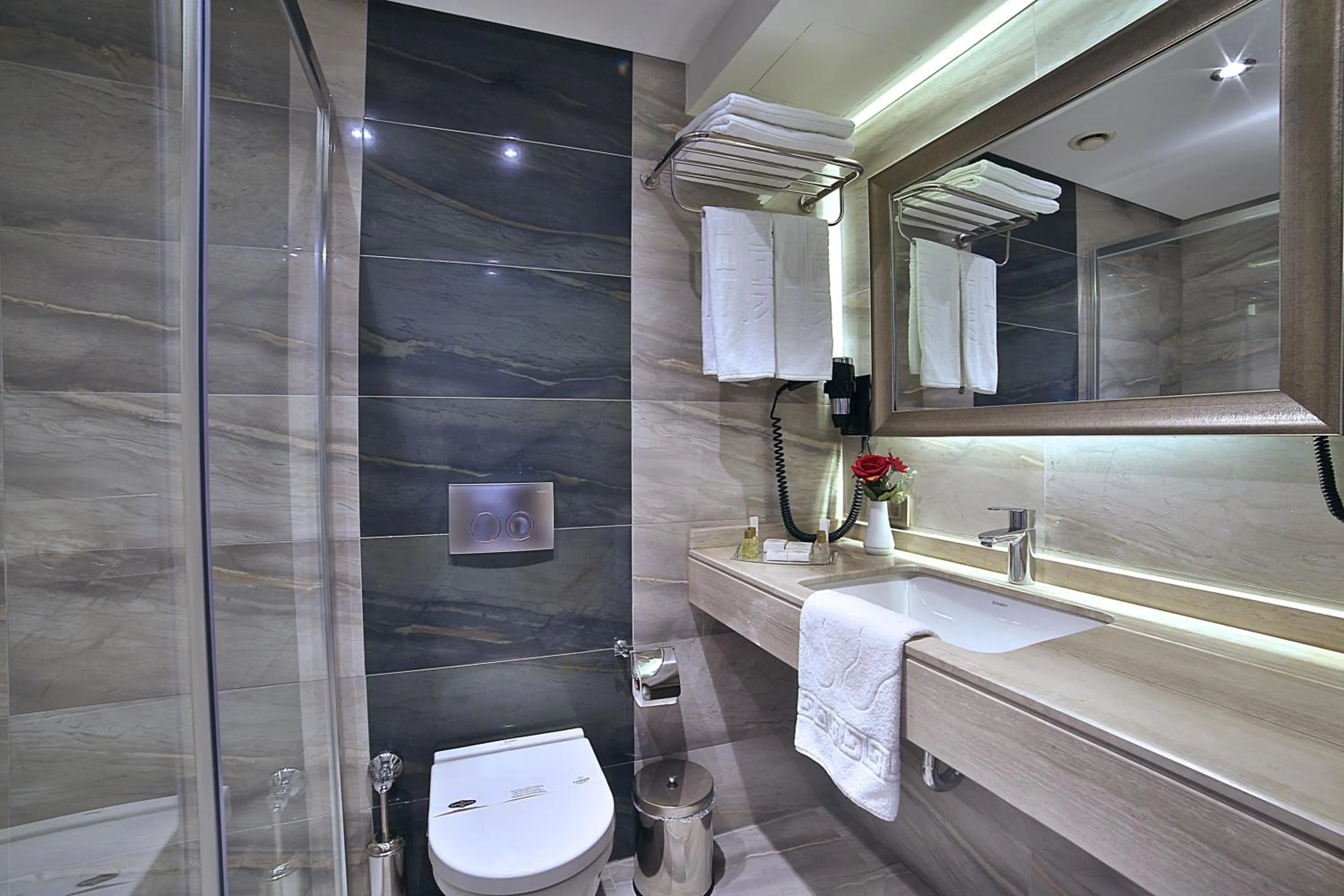 Toilet in Corner Hotel Laleli