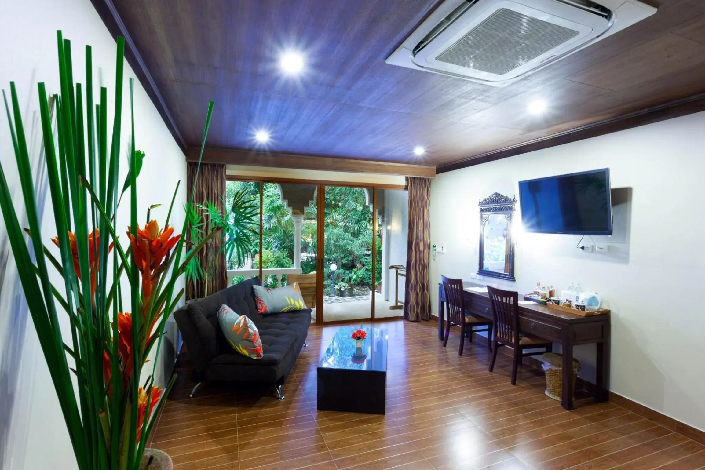 Deluxe Family Room in Tropica Bungalow Beach Hotel Deluxe Family Room in Tropica Bungalow Beach Hotel