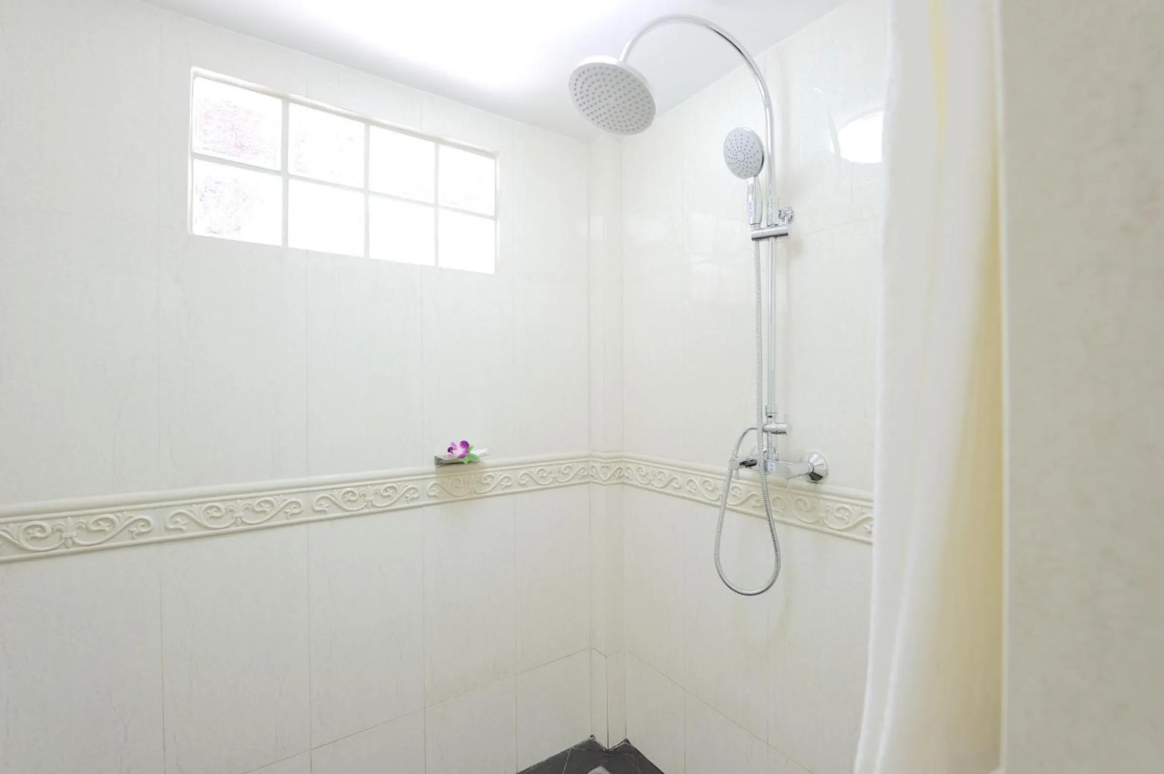 Shower in Tropica Bungalow Beach Hotel