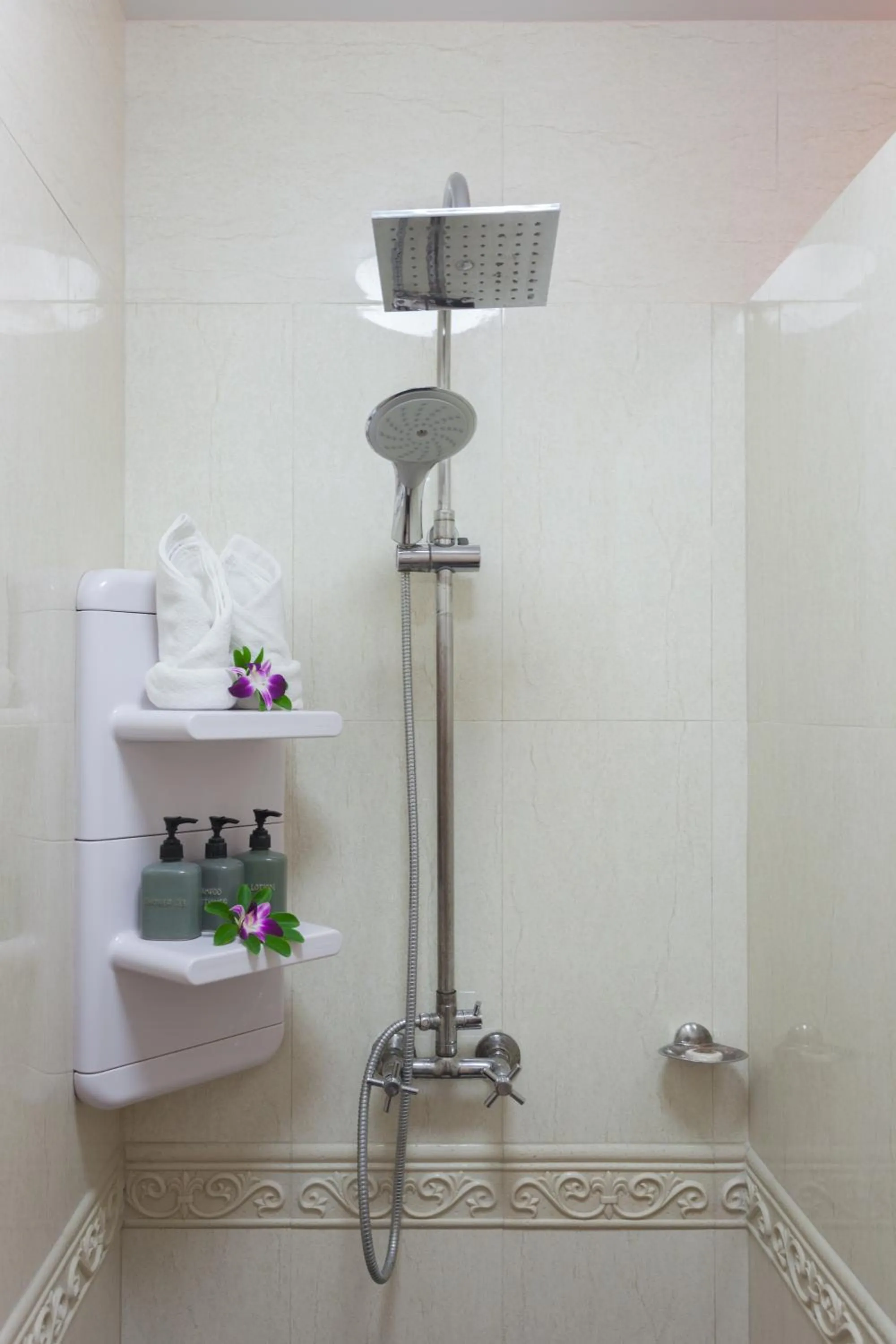 Shower in Tropica Bungalow Beach Hotel