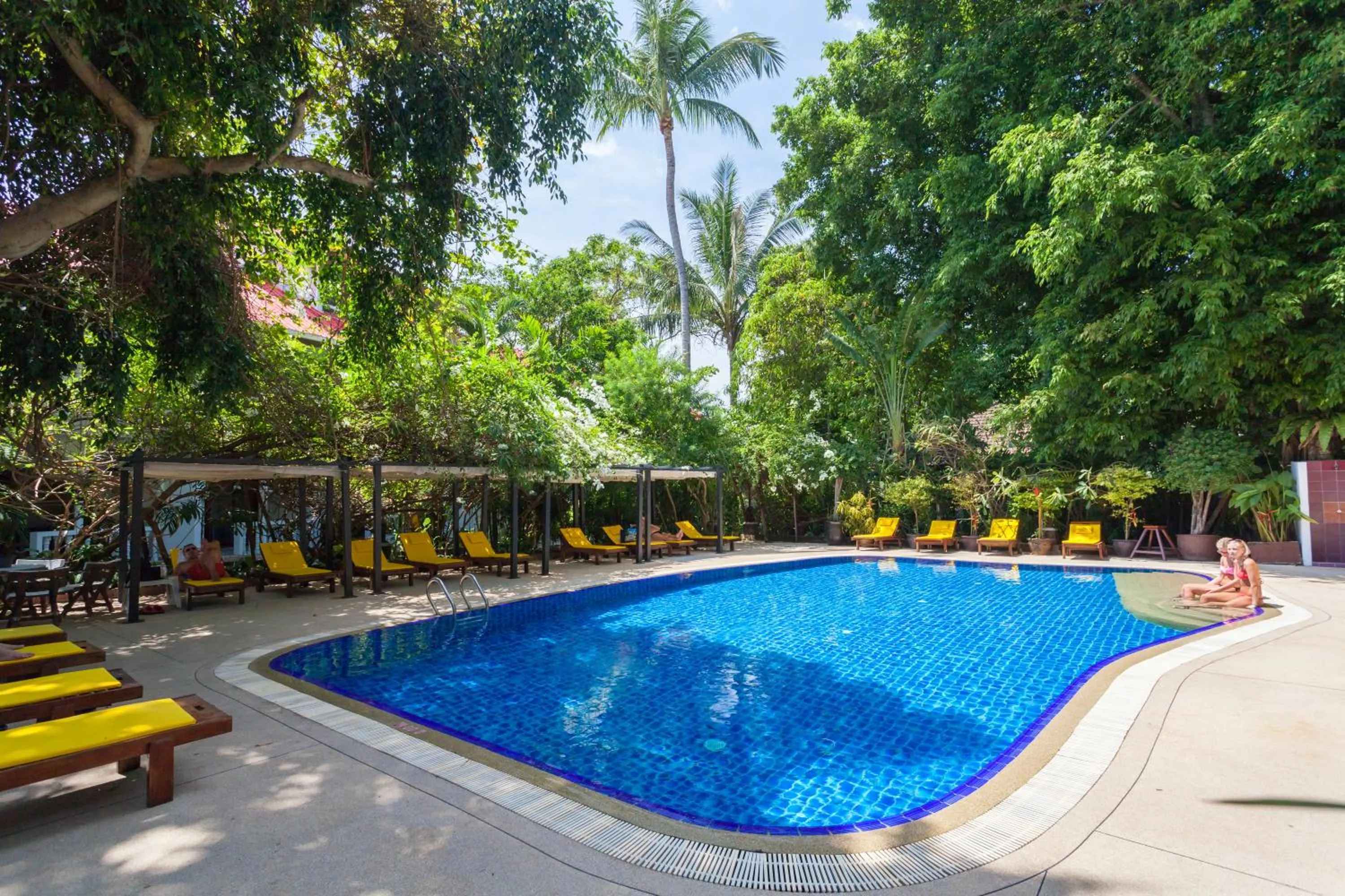 Swimming pool in Tropica Bungalow Beach Hotel