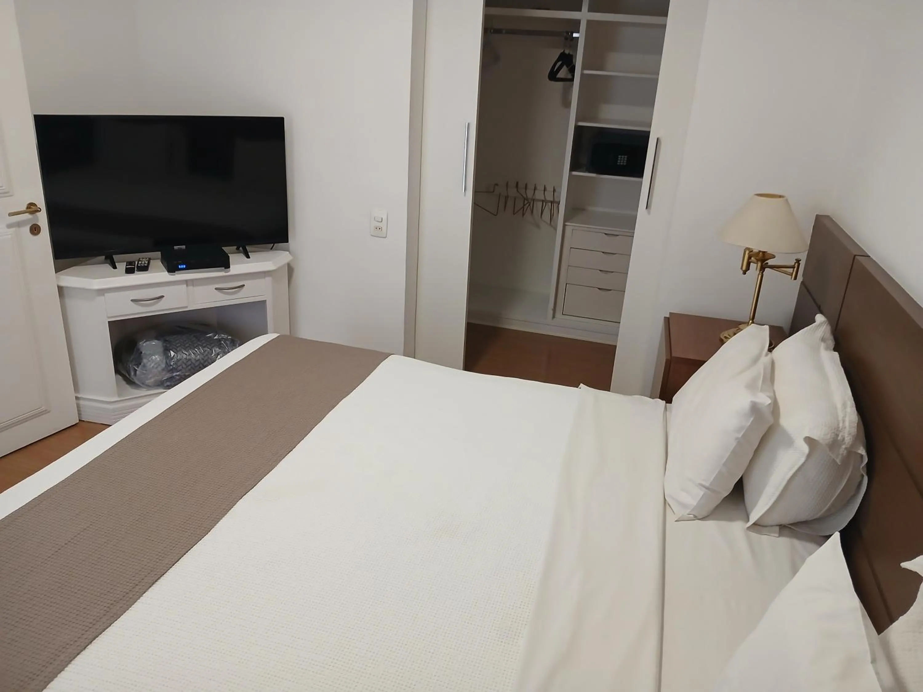 Bedroom, Bed in Landmark Residence - OFICIAL