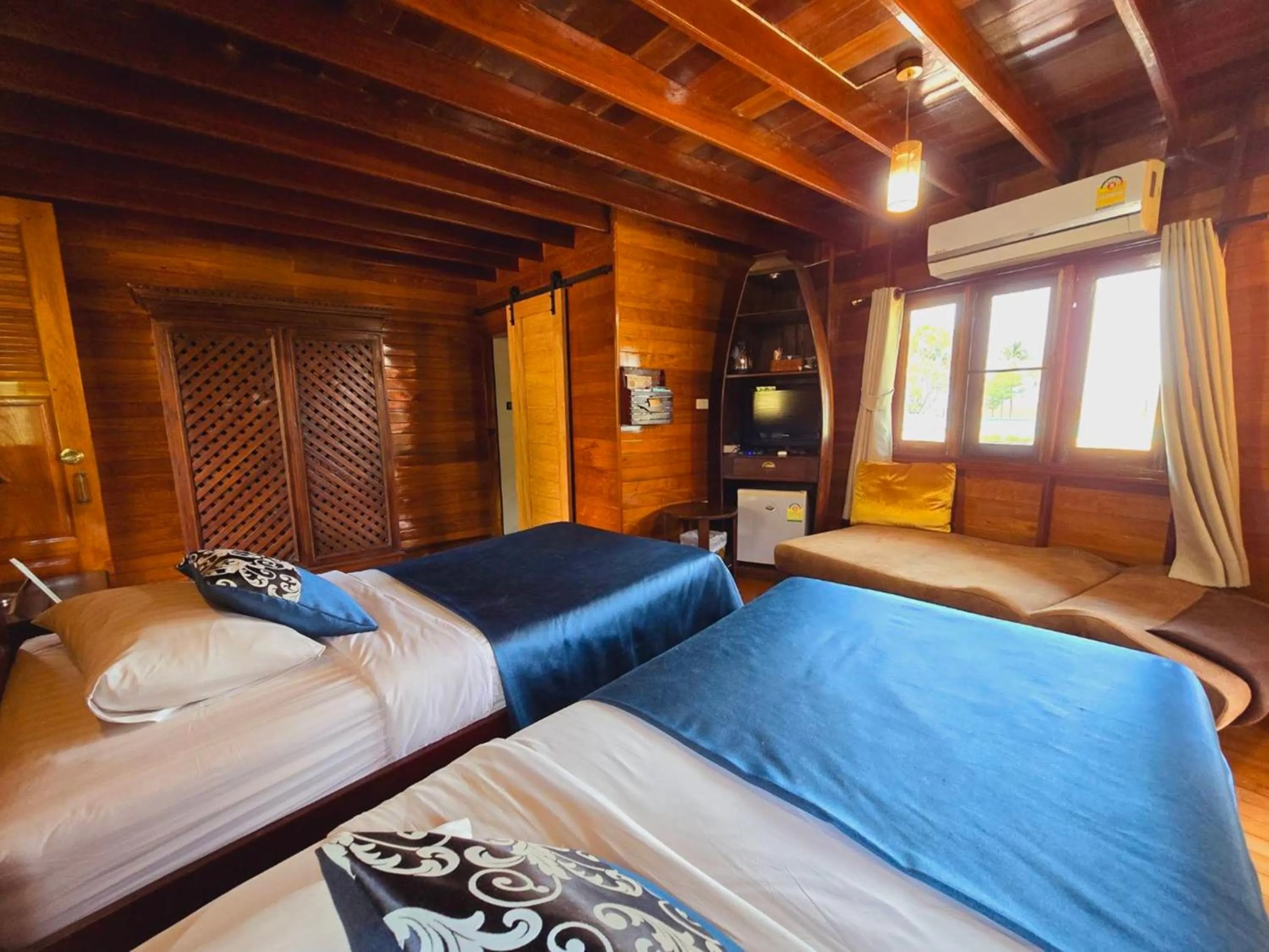 Photo of the whole room, Bed in Kaengkrachan Boathouse Paradise Resort