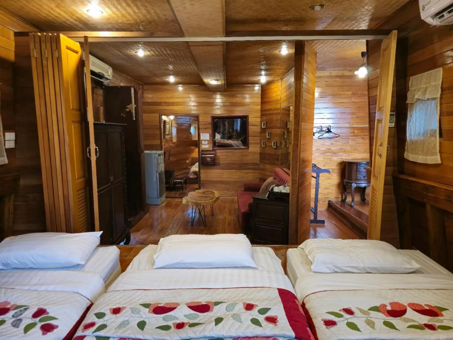 Photo of the whole room, Bed in Kaengkrachan Boathouse Paradise Resort