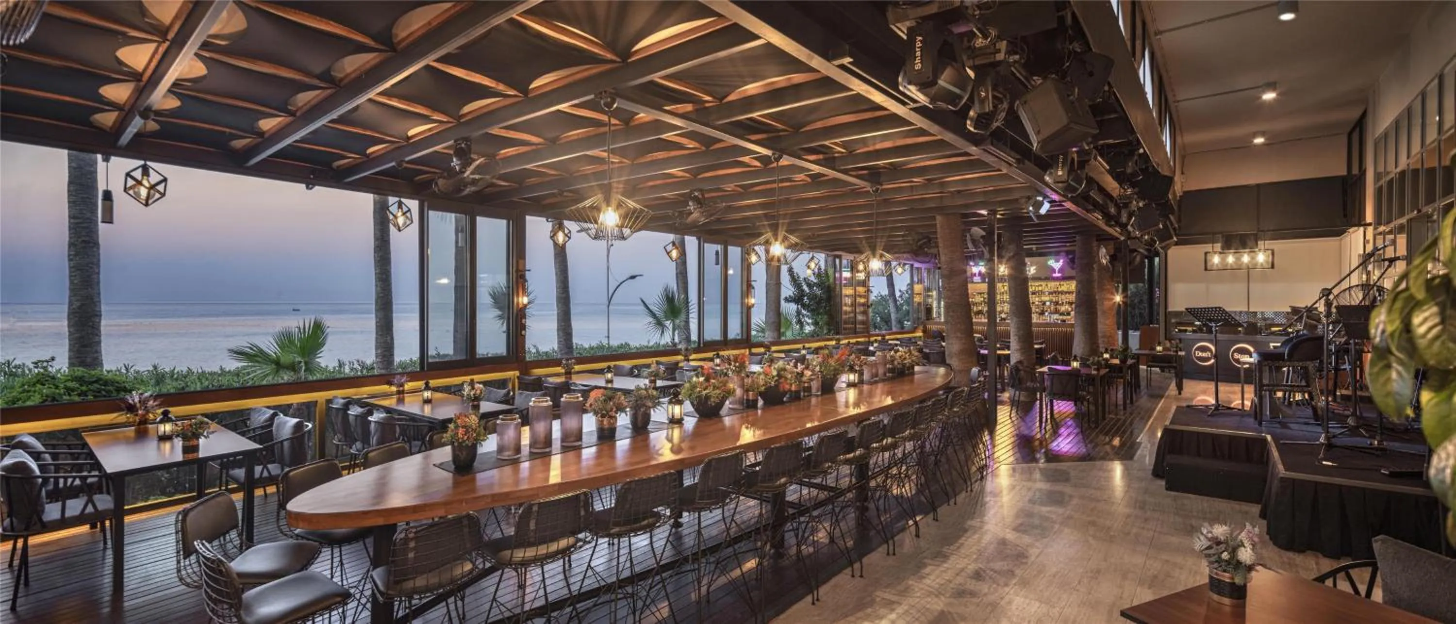 Lounge or bar in Mersin HiltonSA