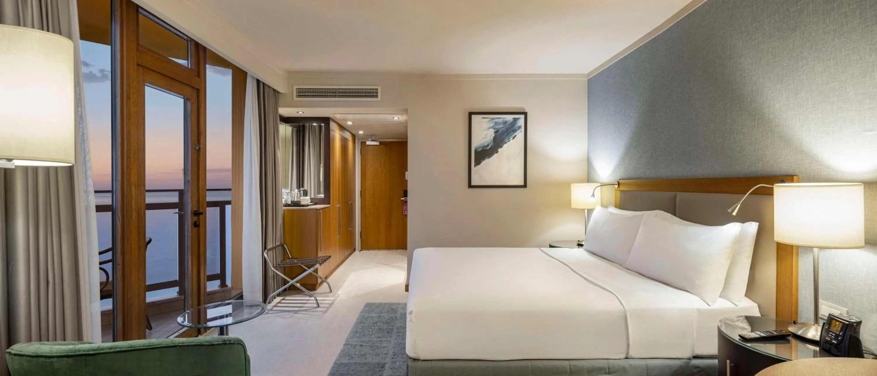 View (from property/room), Bed in Mersin HiltonSA