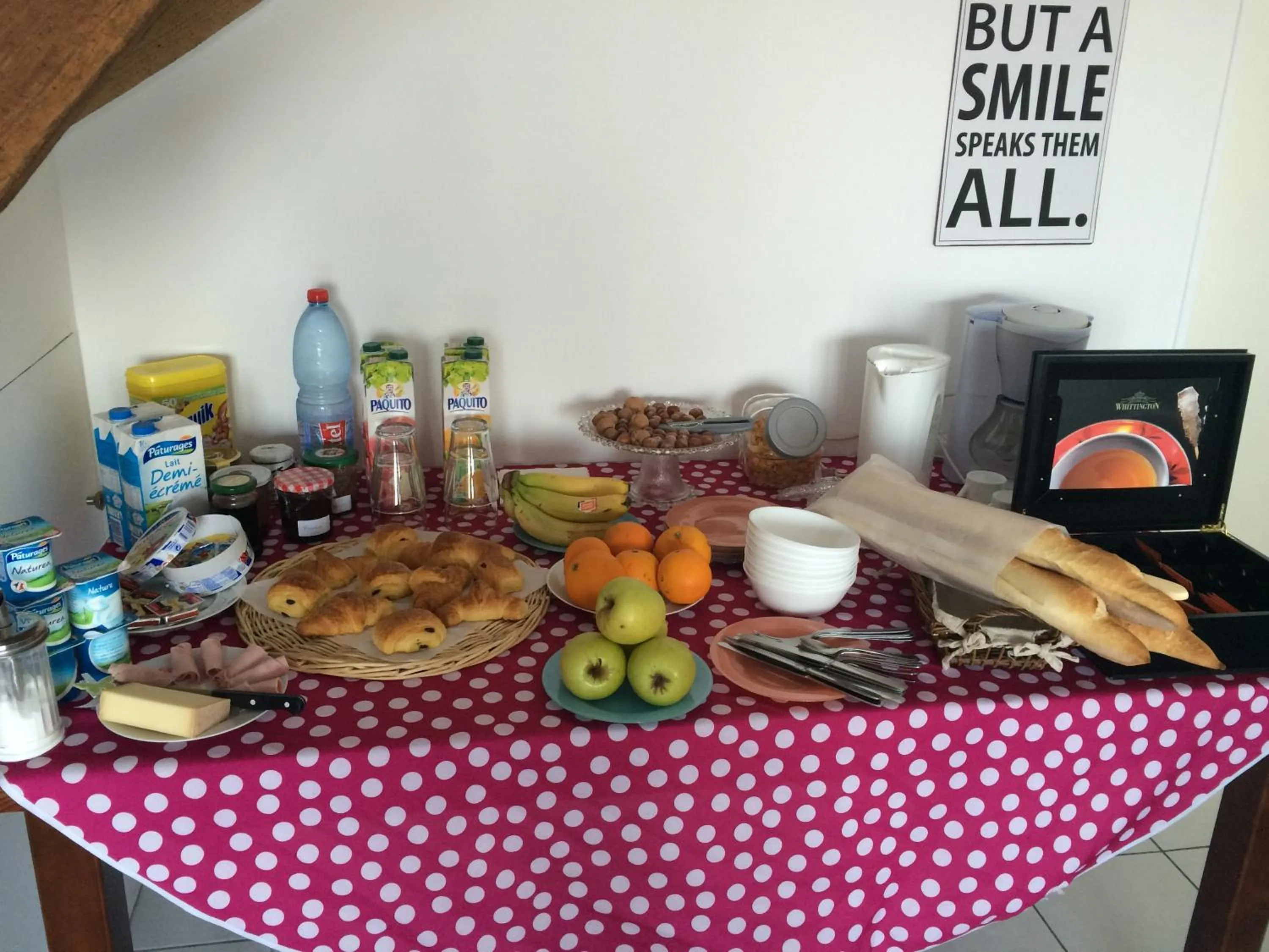 Buffet breakfast in Les Chambres d'Hôtes de la Mer