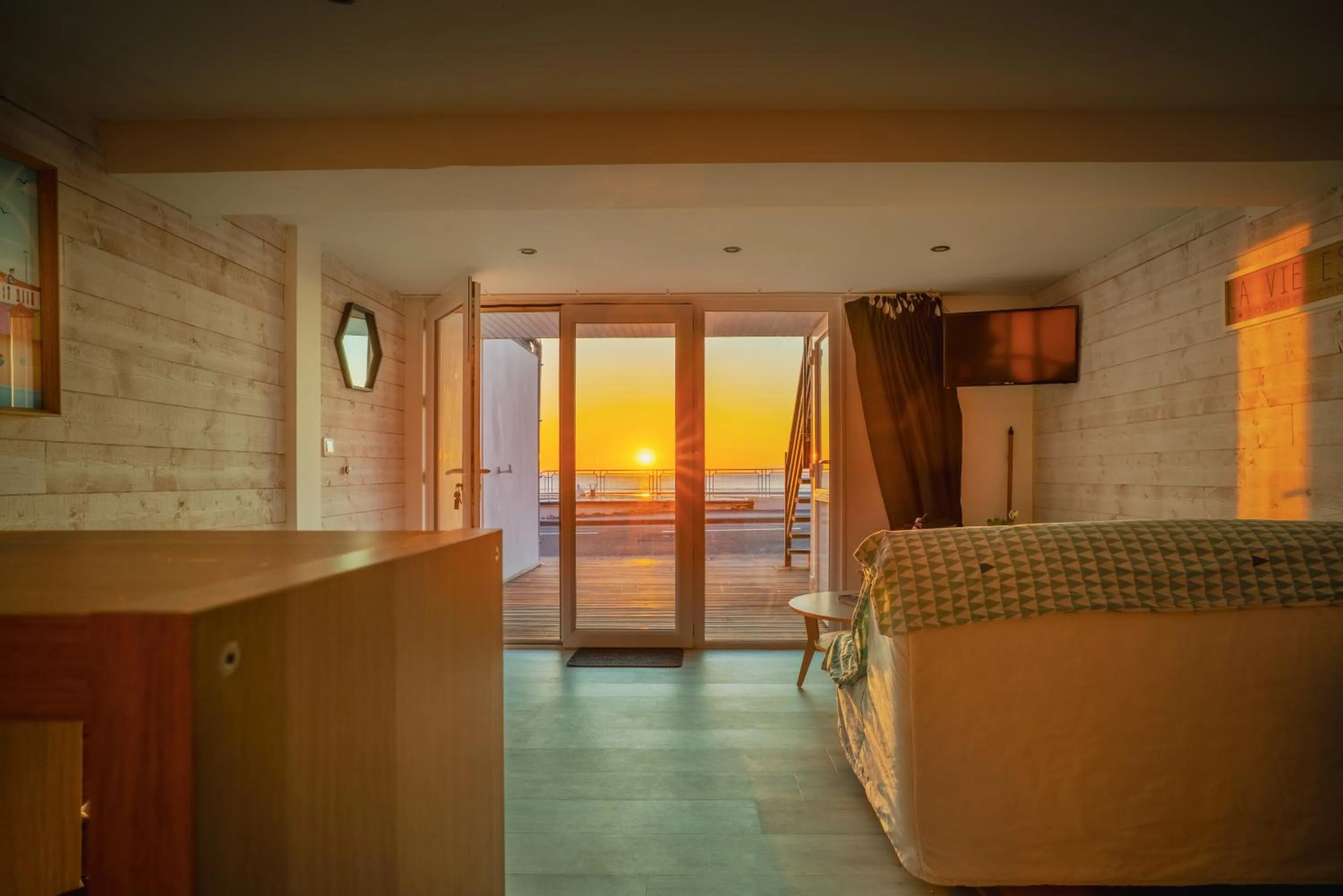 Sunset, Bed in Les Chambres d'Hôtes de la Mer