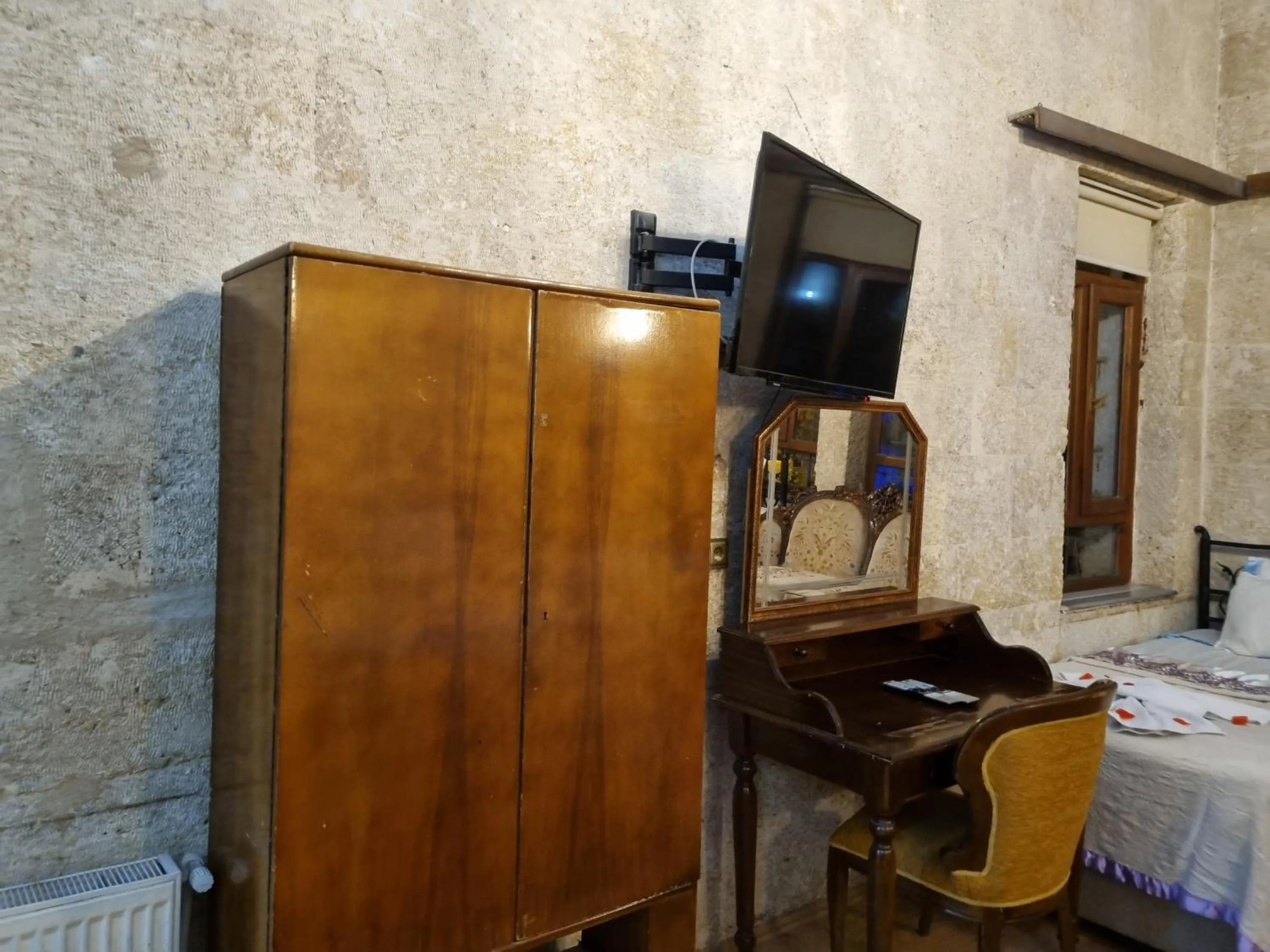 TV and multimedia in Born Hotel