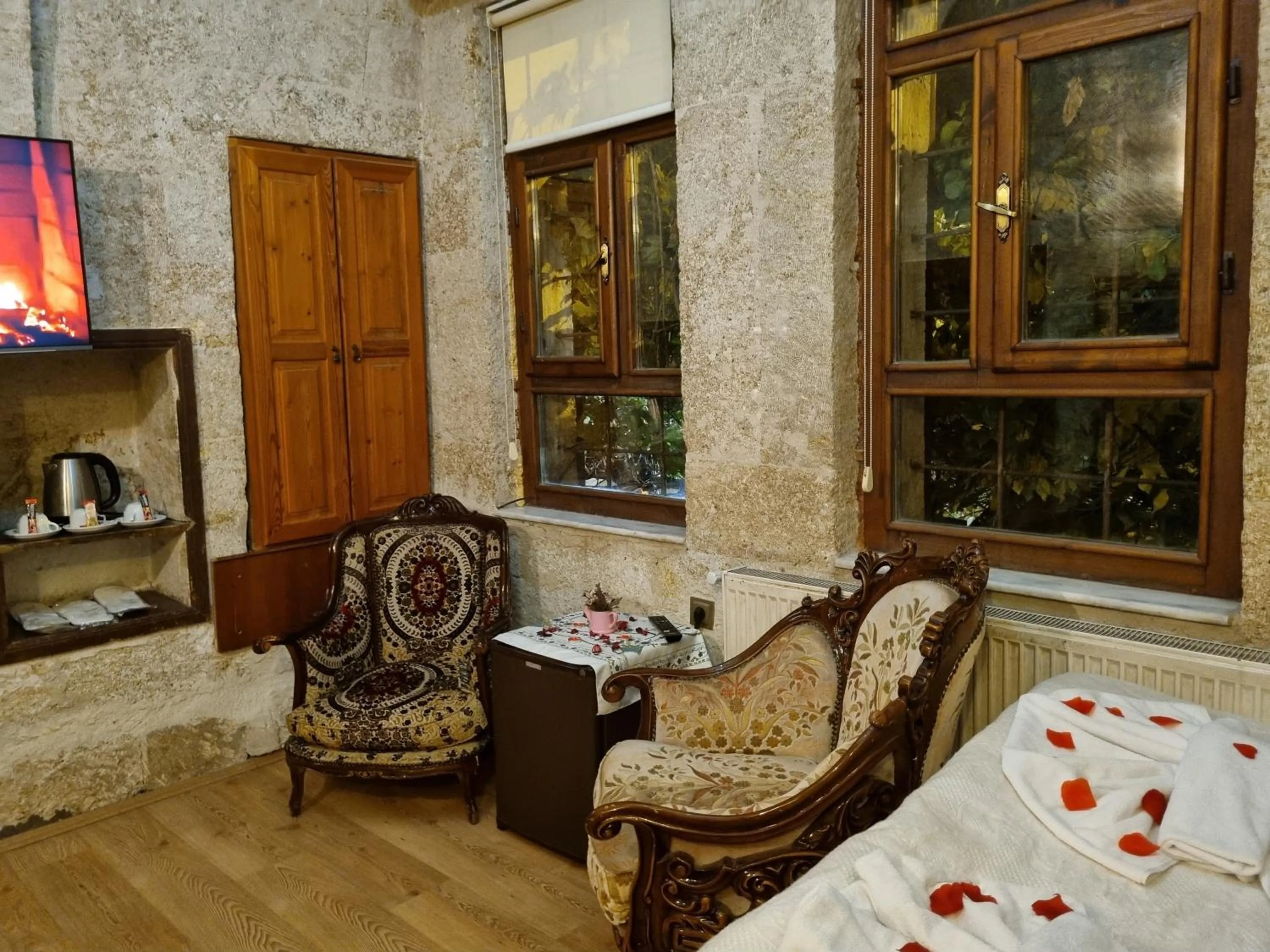 TV and multimedia in Born Hotel