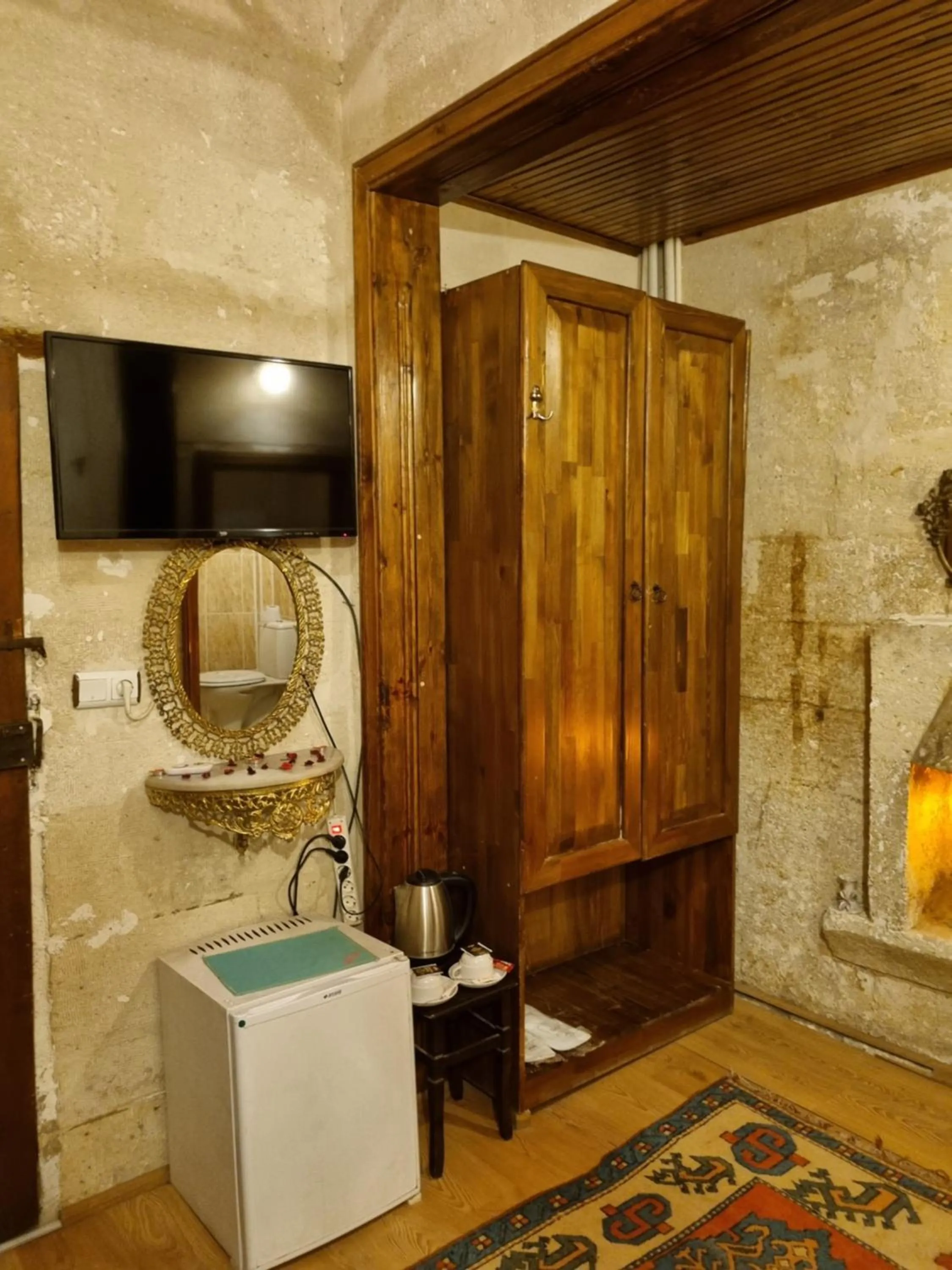 wardrobe in Born Hotel