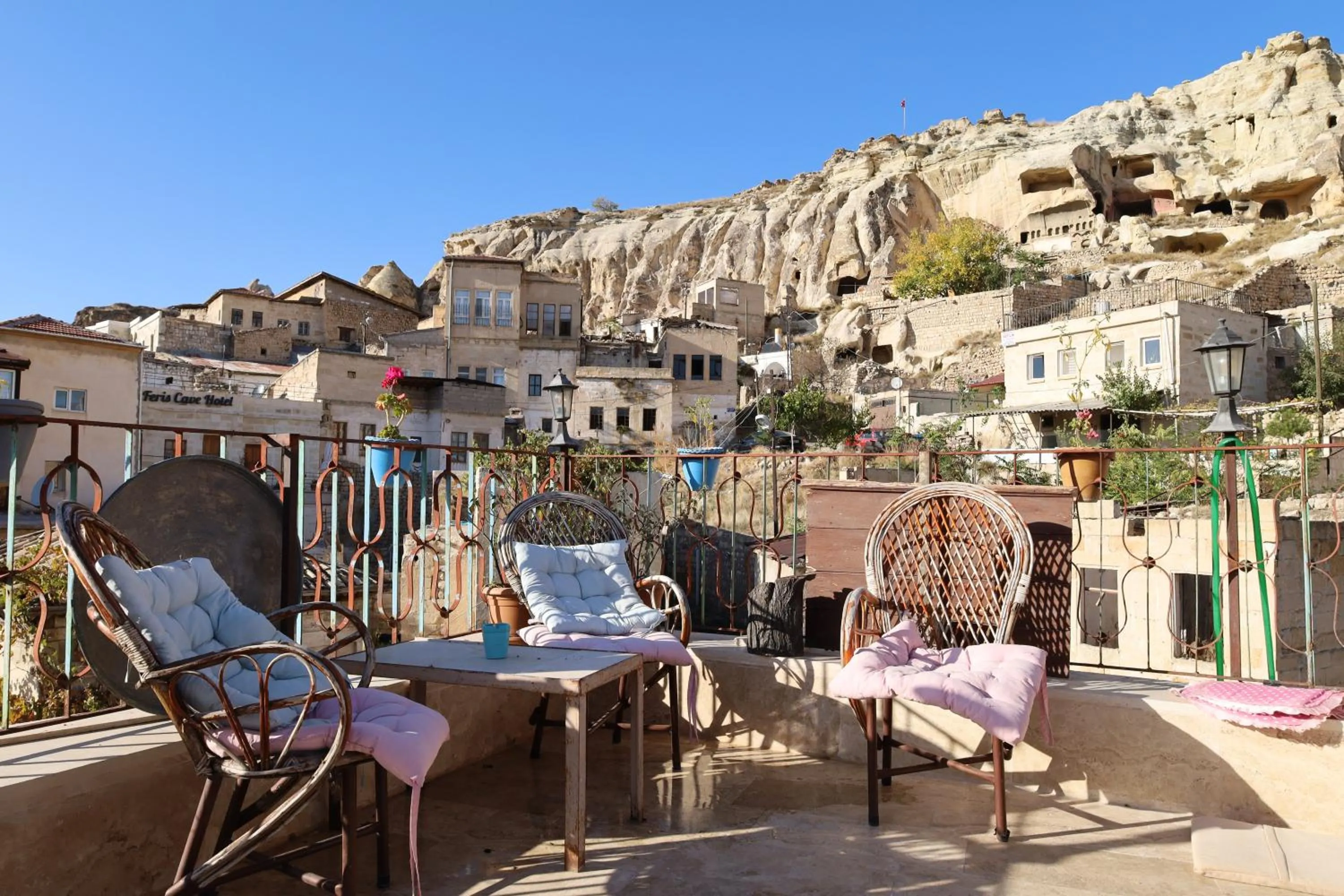 Restaurant/places to eat in Born Hotel