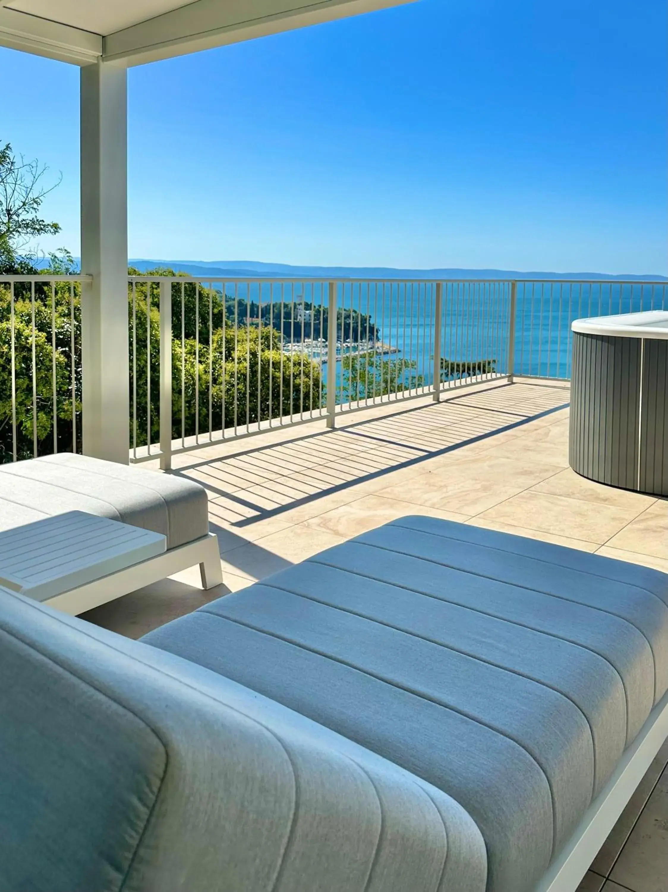 Suite with Hot Tub in Terrace and Sea View in Maximilian Suites Suite with Hot Tub in Terrace and Sea View in Maximilian Suites