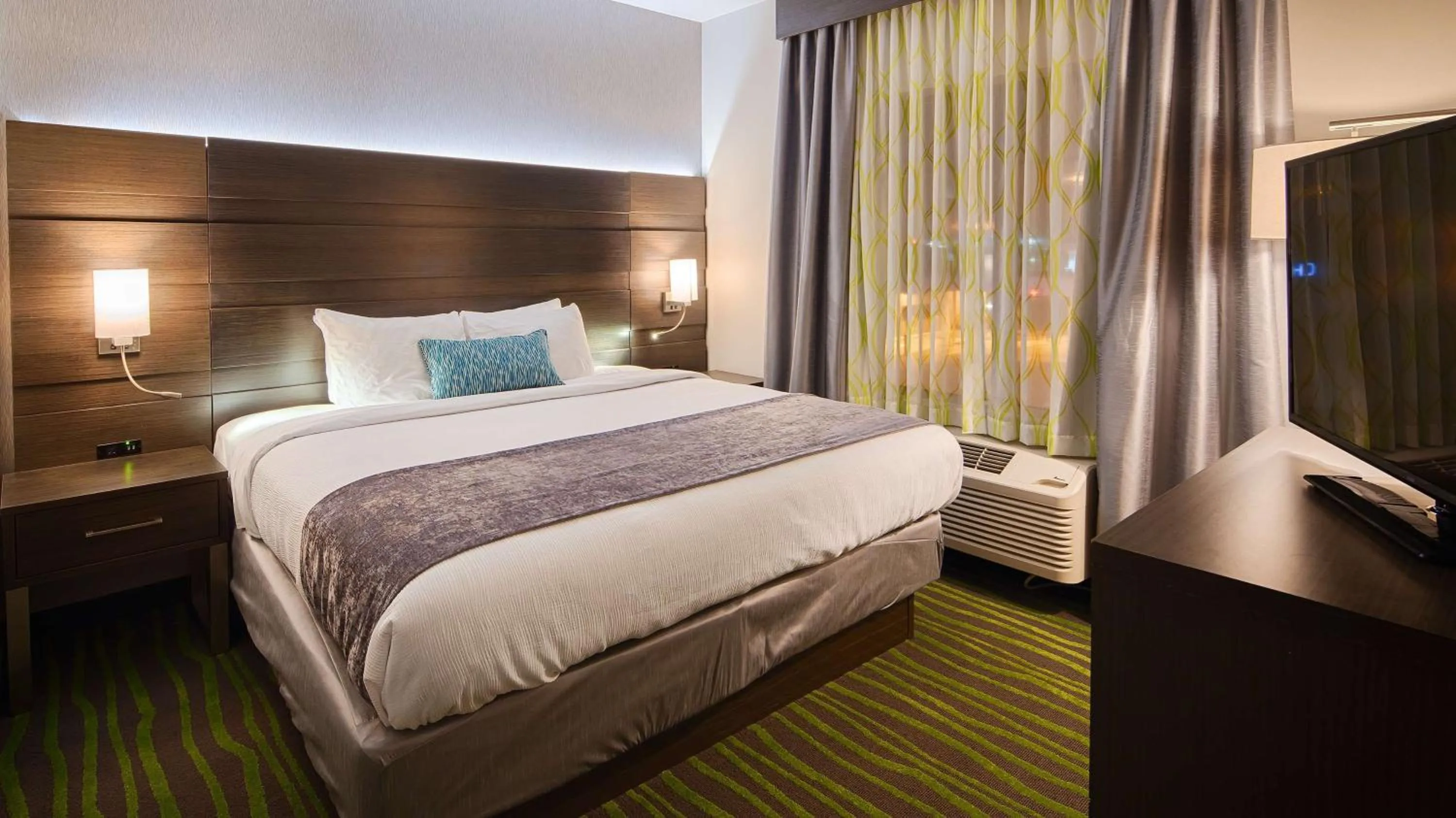 Photo of the whole room, Bed in Best Western Plus Prien Lake Hotel & Suites - Lake Charles