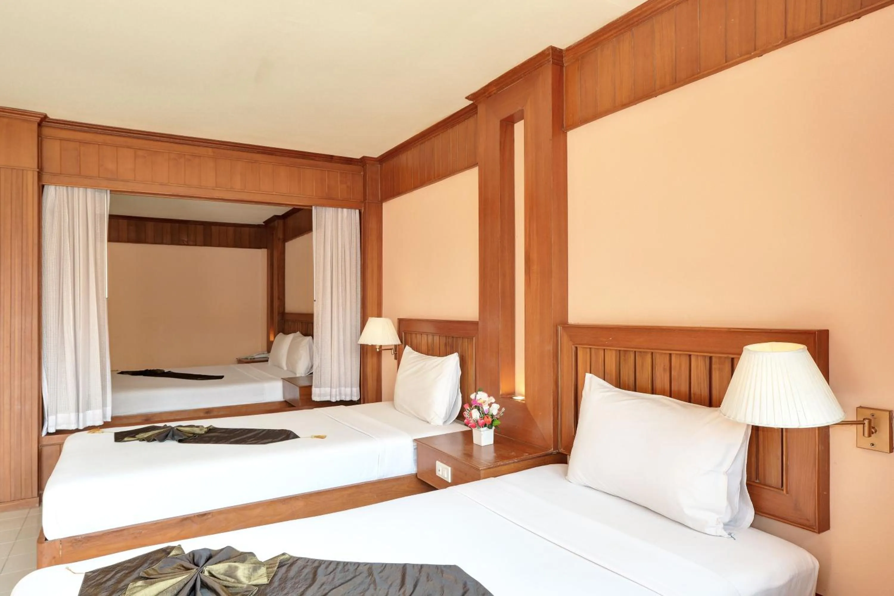 Photo of the whole room, Bed in Aloha Resort