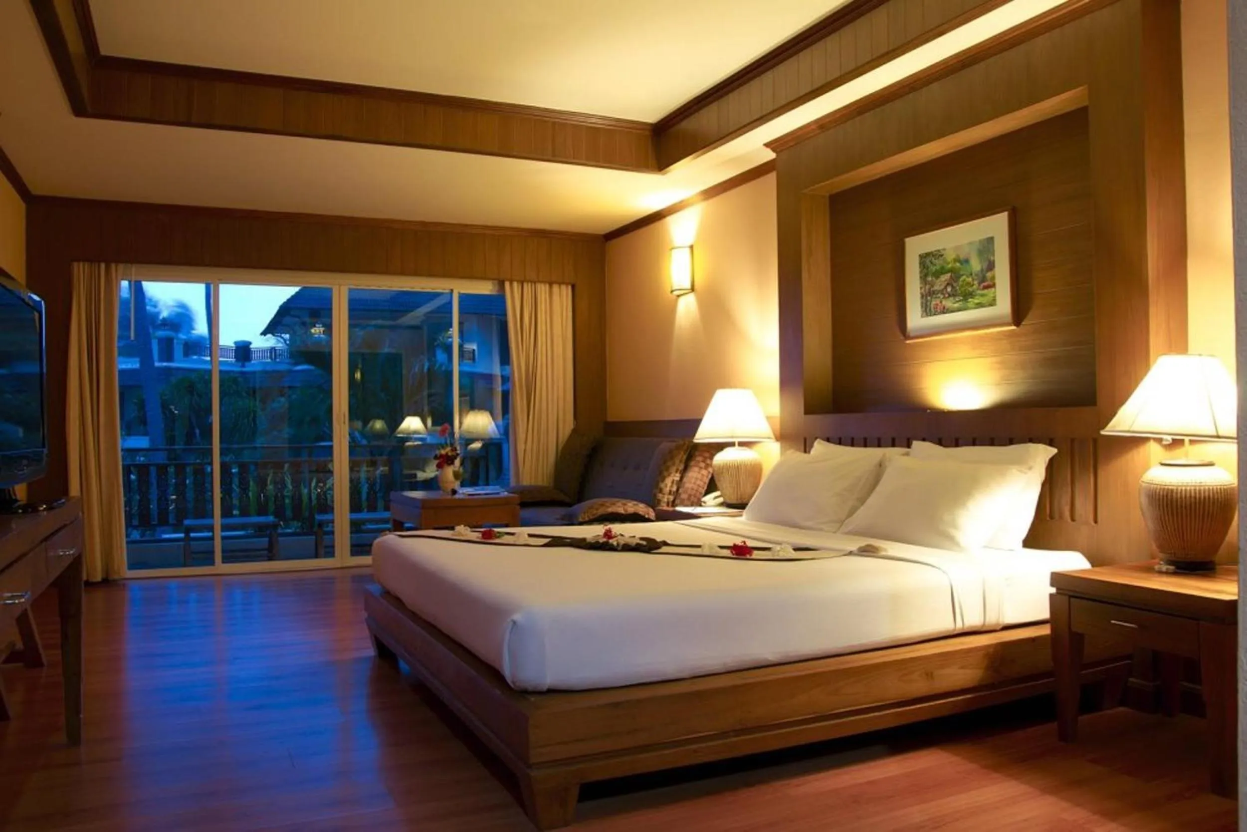 Photo of the whole room, Bed in Aloha Resort