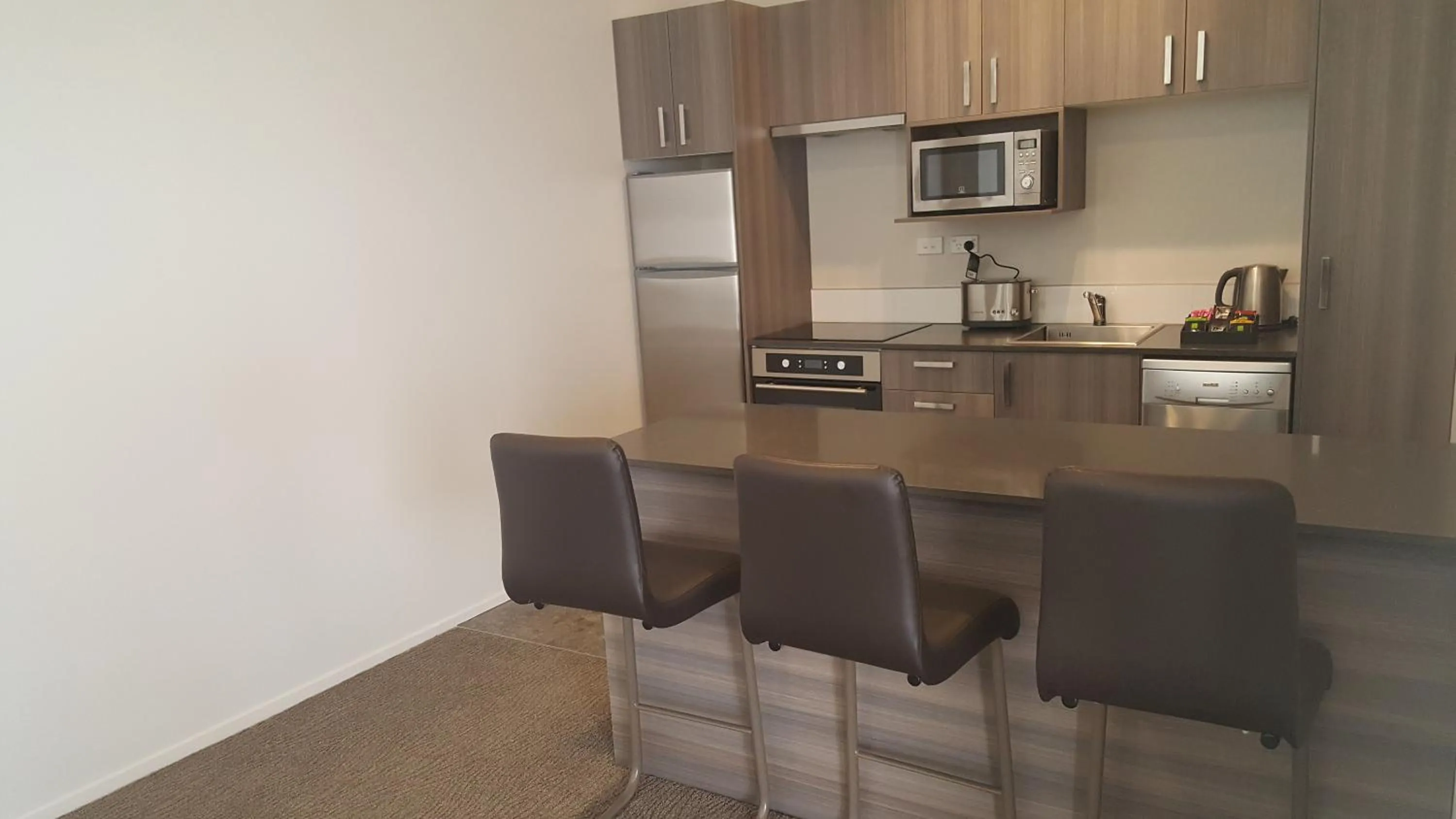 Kitchen or kitchenette in Ramada Suites by Wyndham Queenstown Remarkables Park