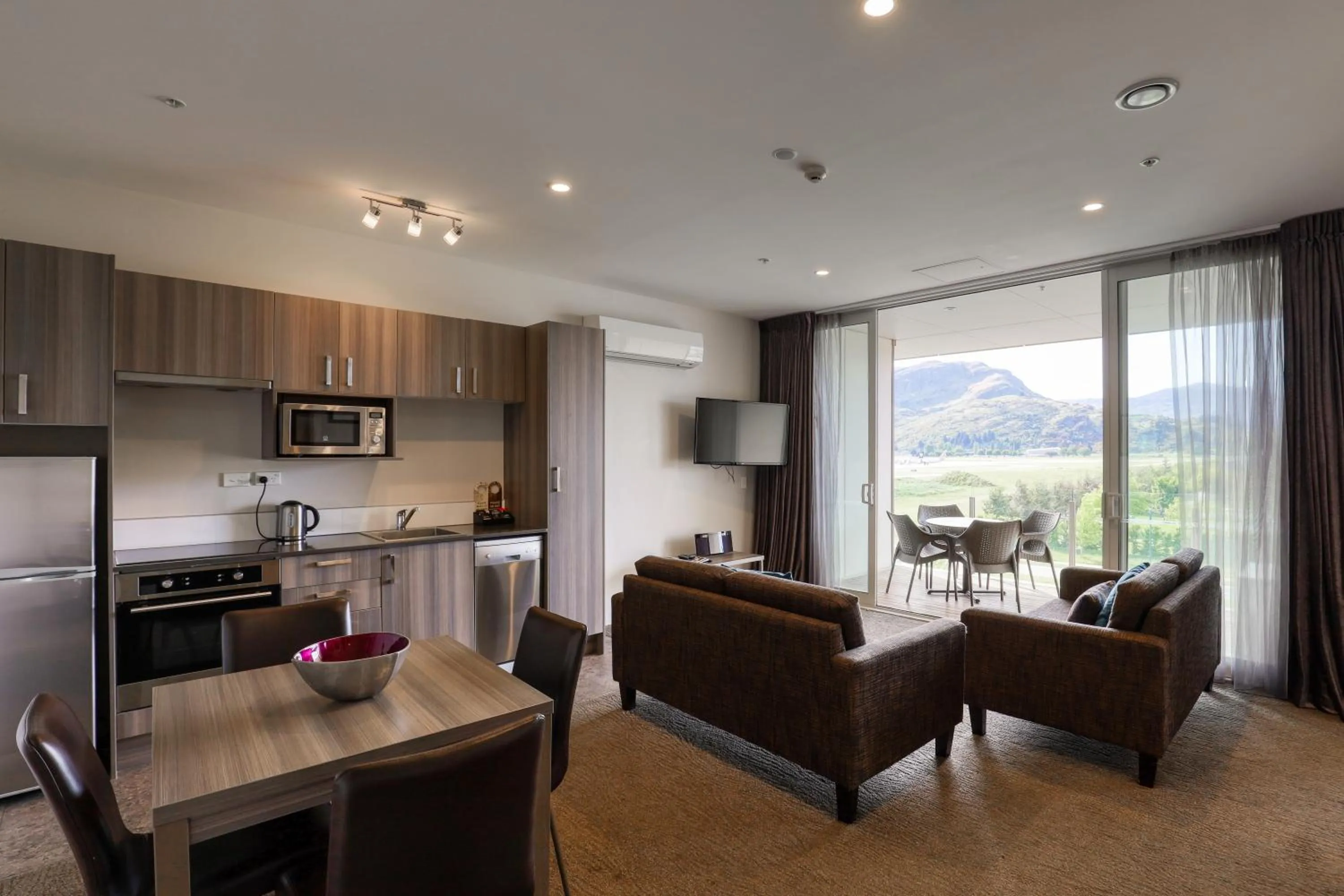 Dining area in Ramada Suites by Wyndham Queenstown Remarkables Park