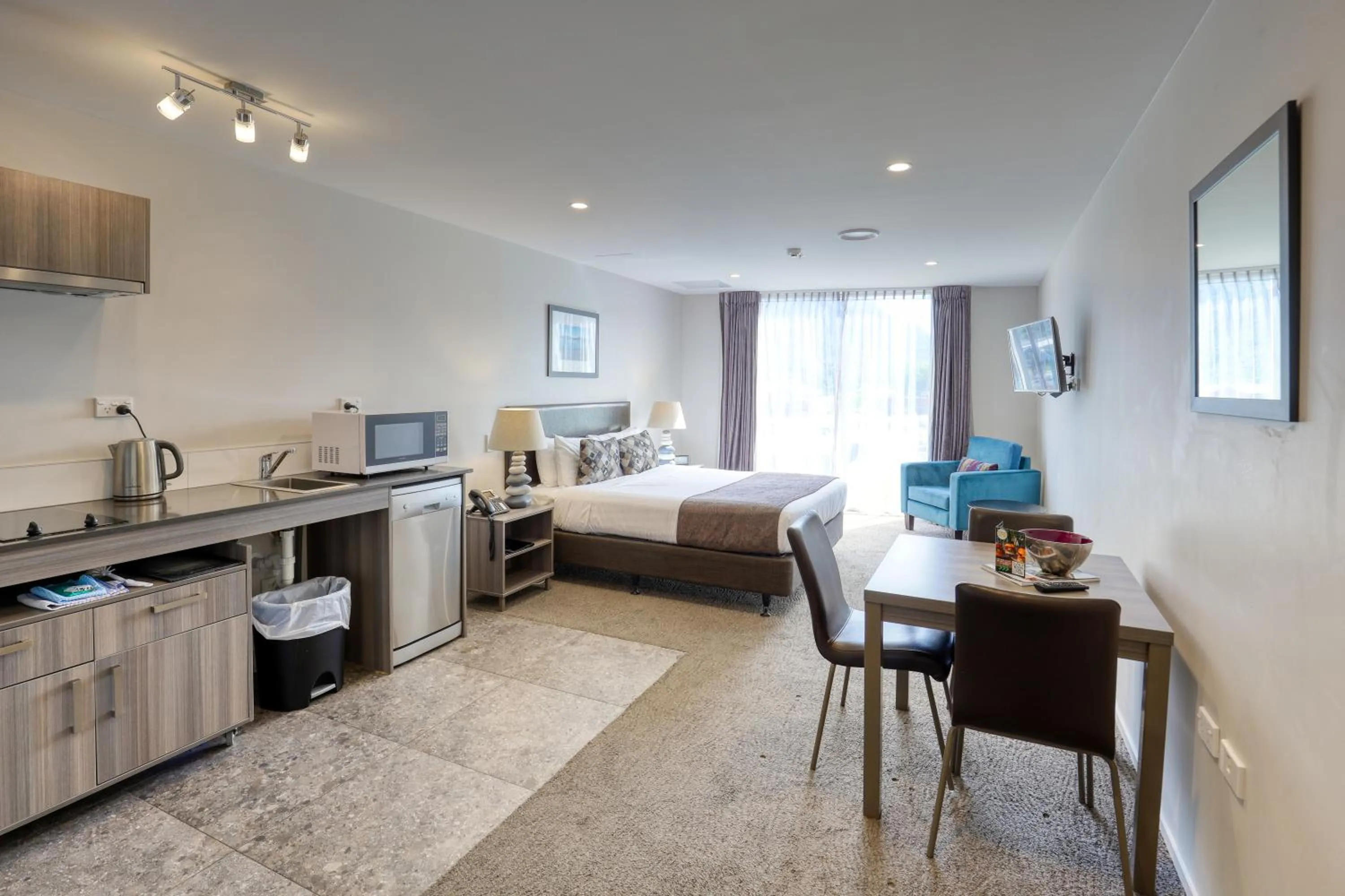 Photo of the whole room, Bed in Ramada Suites by Wyndham Queenstown Remarkables Park