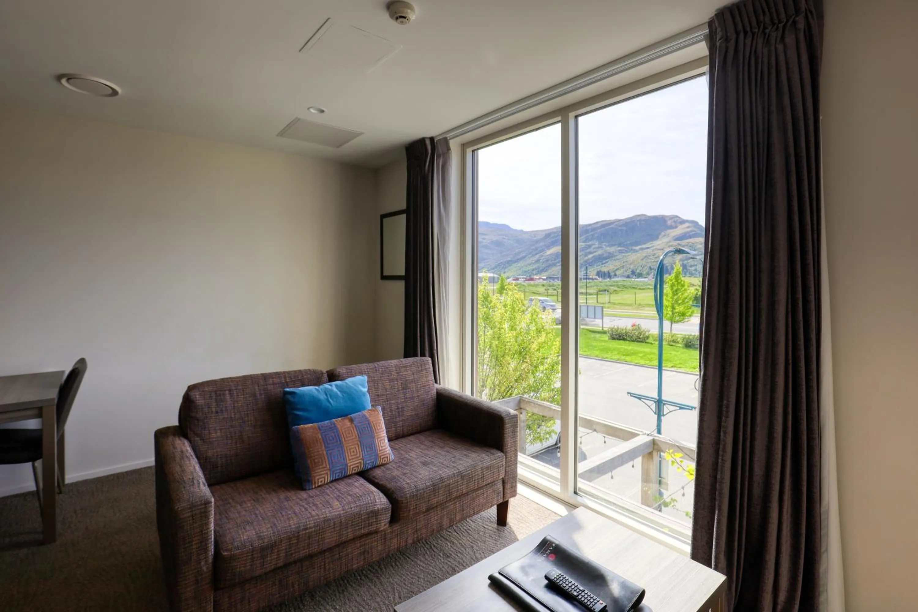 Living room in Ramada Suites by Wyndham Queenstown Remarkables Park