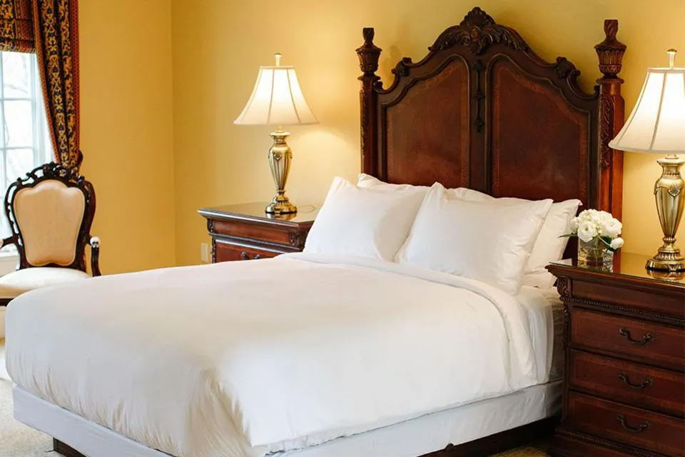 Bed in Riverbend Inn & Vineyard