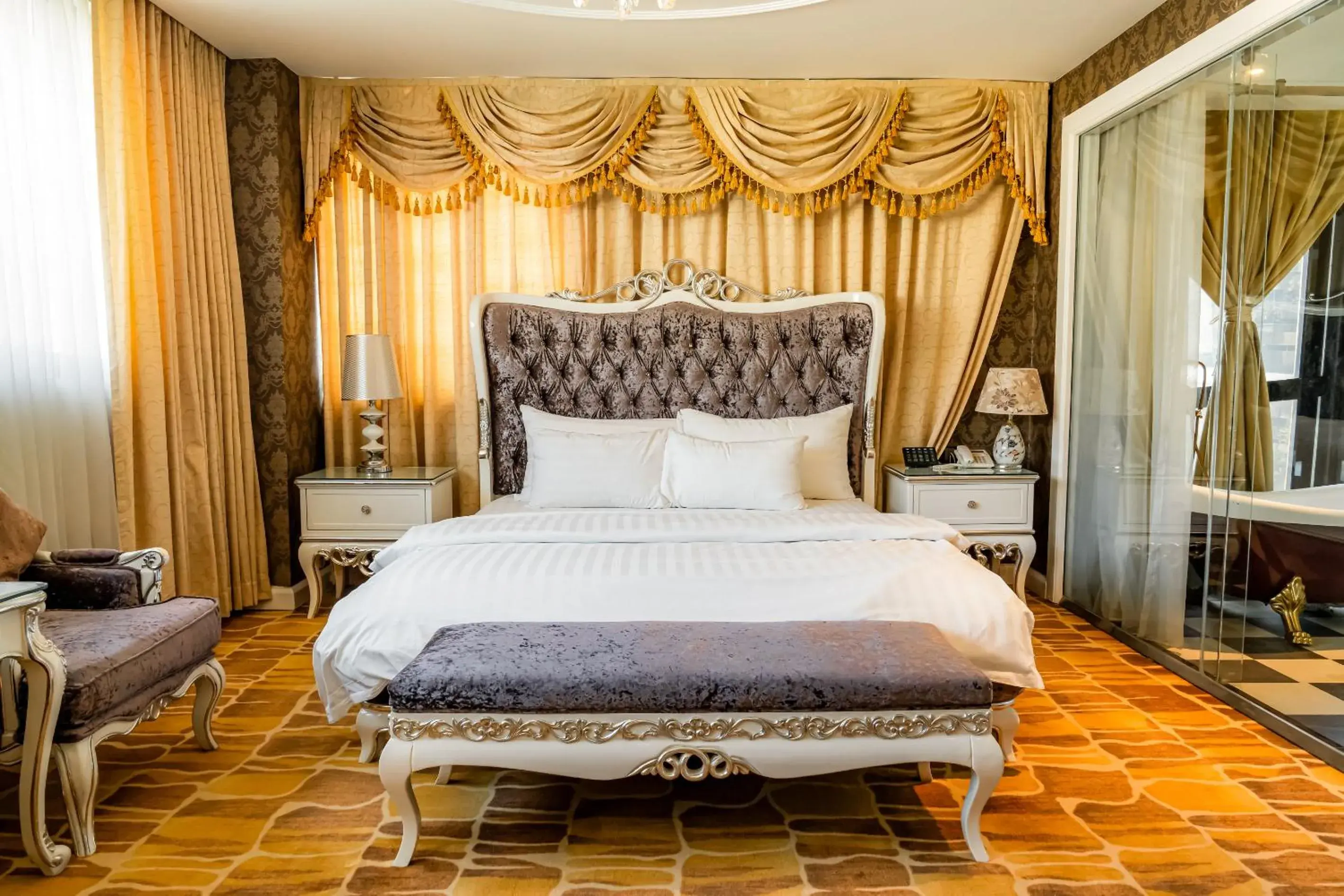 Superior King Room in Hoang Trieu Hotel Superior King Room in Hoang Trieu Hotel