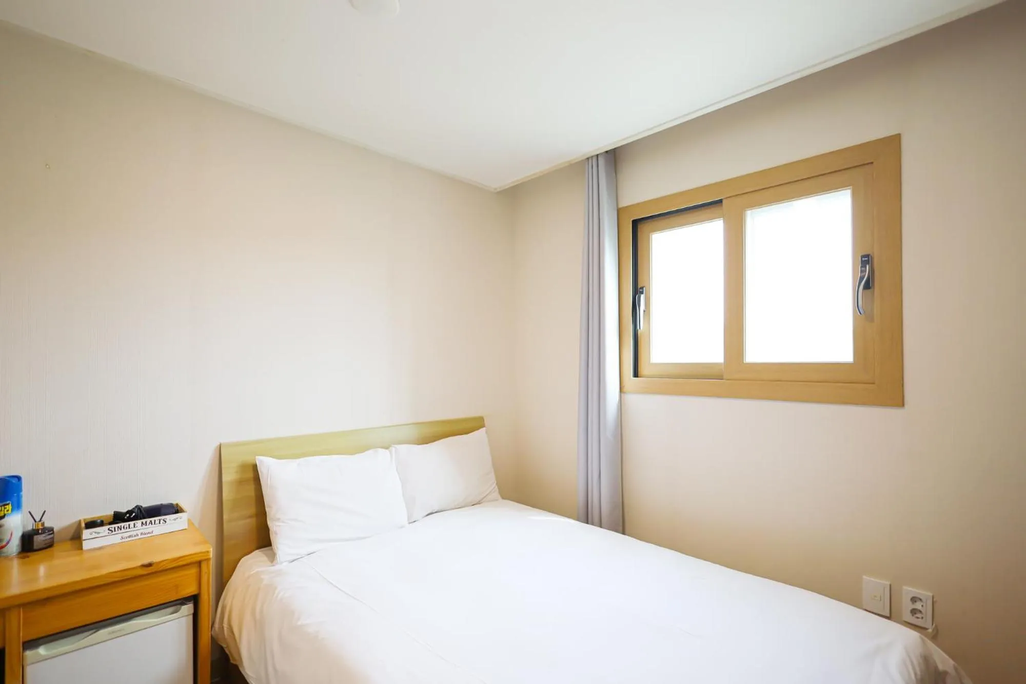 Bed in Fantastic Ocean View Sydney Hotel