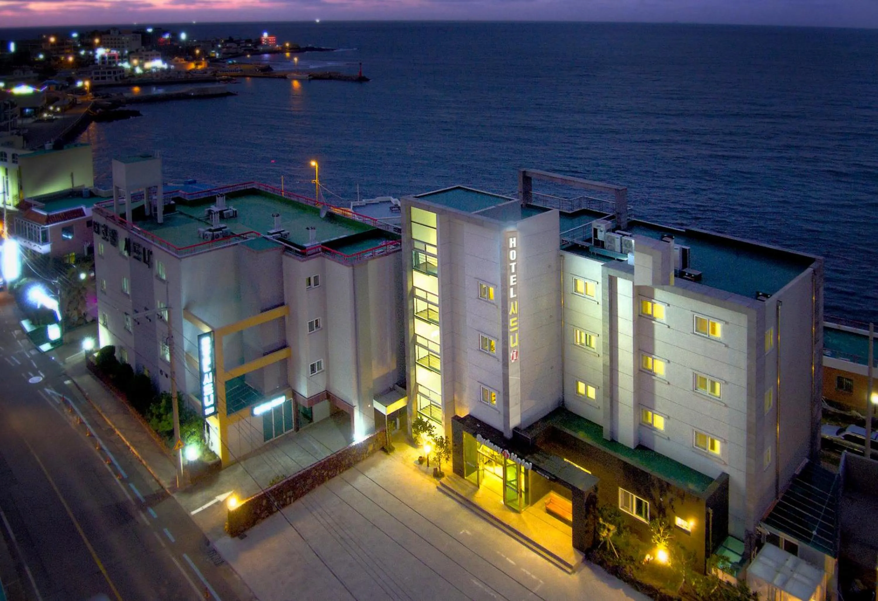 Property building in Fantastic Ocean View Sydney Hotel