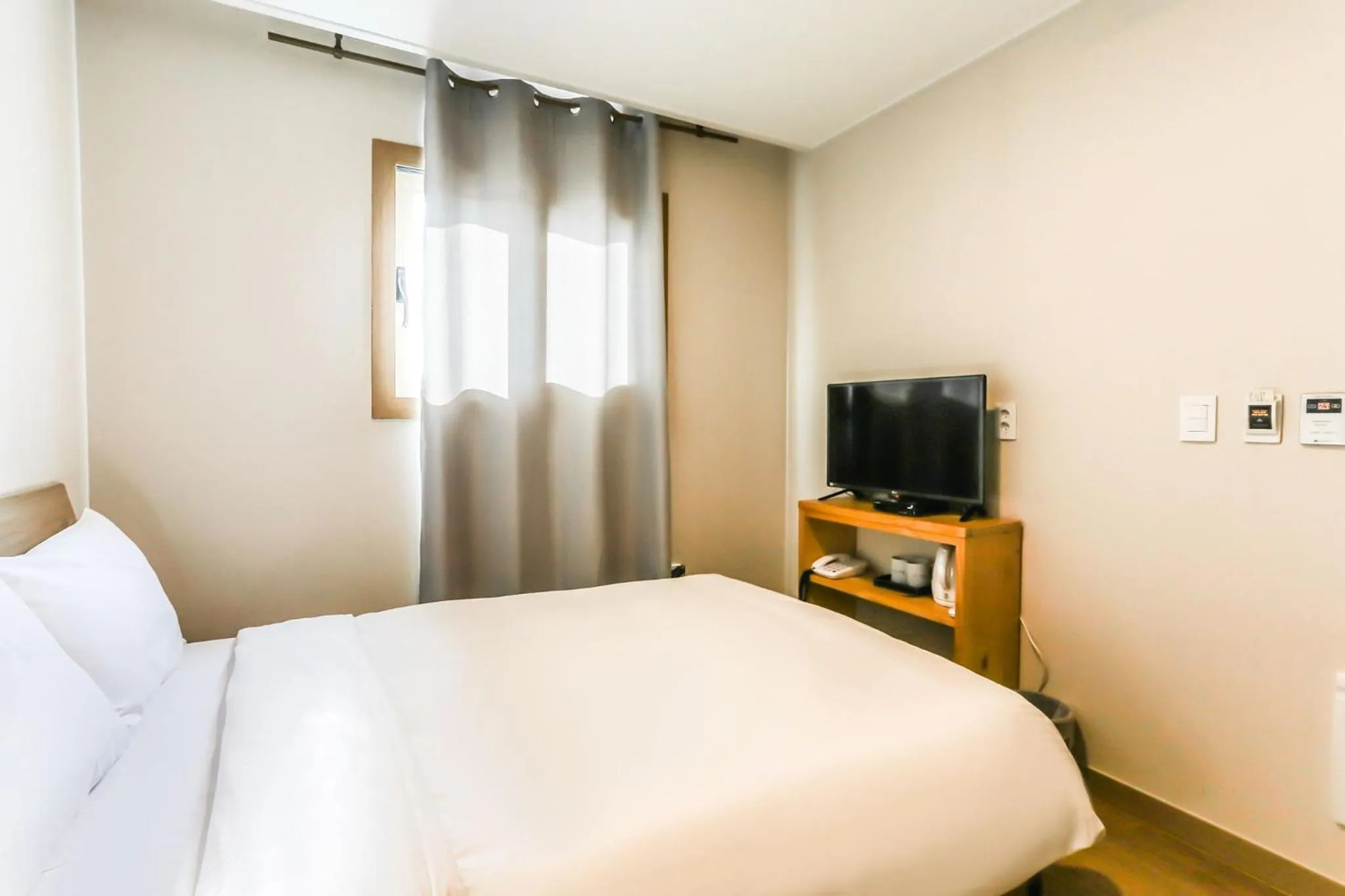 Bed in Fantastic Ocean View Sydney Hotel